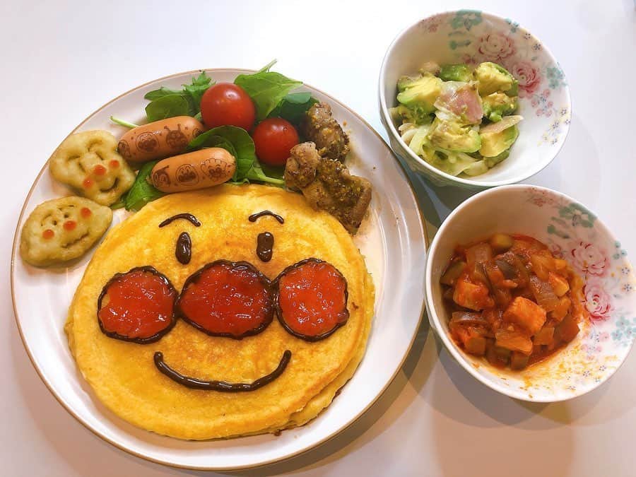 西村季里子のインスタグラム：「・ まるで子どもがいるようなご飯だけど 一人で食べました🥞🍴 . 毎食ご飯作るのも楽しかったな〜 仕事が始まったらなかなか毎日は 作らないだろうな〜〜🐶 . #きなんめし#手料理#ご飯#キャラフード  #アンパンマン#パンケーキ#グルテンフリー #アンパンマンポテト#アンパンマンウインナー #サラダ#マスタードチキン #アボカド生ハムオニオンサラダ #ラタトゥイユ#マカロン#ディズニー #今日は何食べようかな#🍮 #きなんちゃんねる#follow#followｍe」
