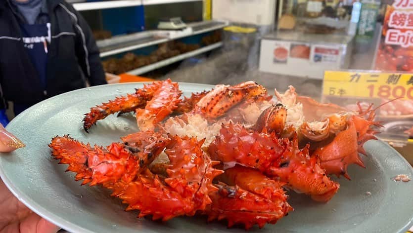 renさんのインスタグラム写真 - (renInstagram)「・ ・ 冬に行った札幌観光録 ______ この日は初めて札幌場外市場に行ってきました💭 市場って聞いたら遠いイメージがあったけど 驚きの近さでして◎ _____ 美味しい海鮮丼と蟹と牡蠣をいただきました◎ こんな美味しいご飯が地元で食べれて幸せ者だなー。としみじみ感じました👴🏻 海鮮の質も凄くいいし、本当に本当に美味しかったから是非札幌に行った際は訪れて欲しい場所の一つになりました☺️ うめぇ堂さんのお店の方の優しさが何より最高で 味もさることながら人も最高だと感じました💭 これでもか。ってくらい蟹が沢山いるから訪れた際は是非食べてみてね！ ・ ・」5月25日 12時20分 - _reeen_