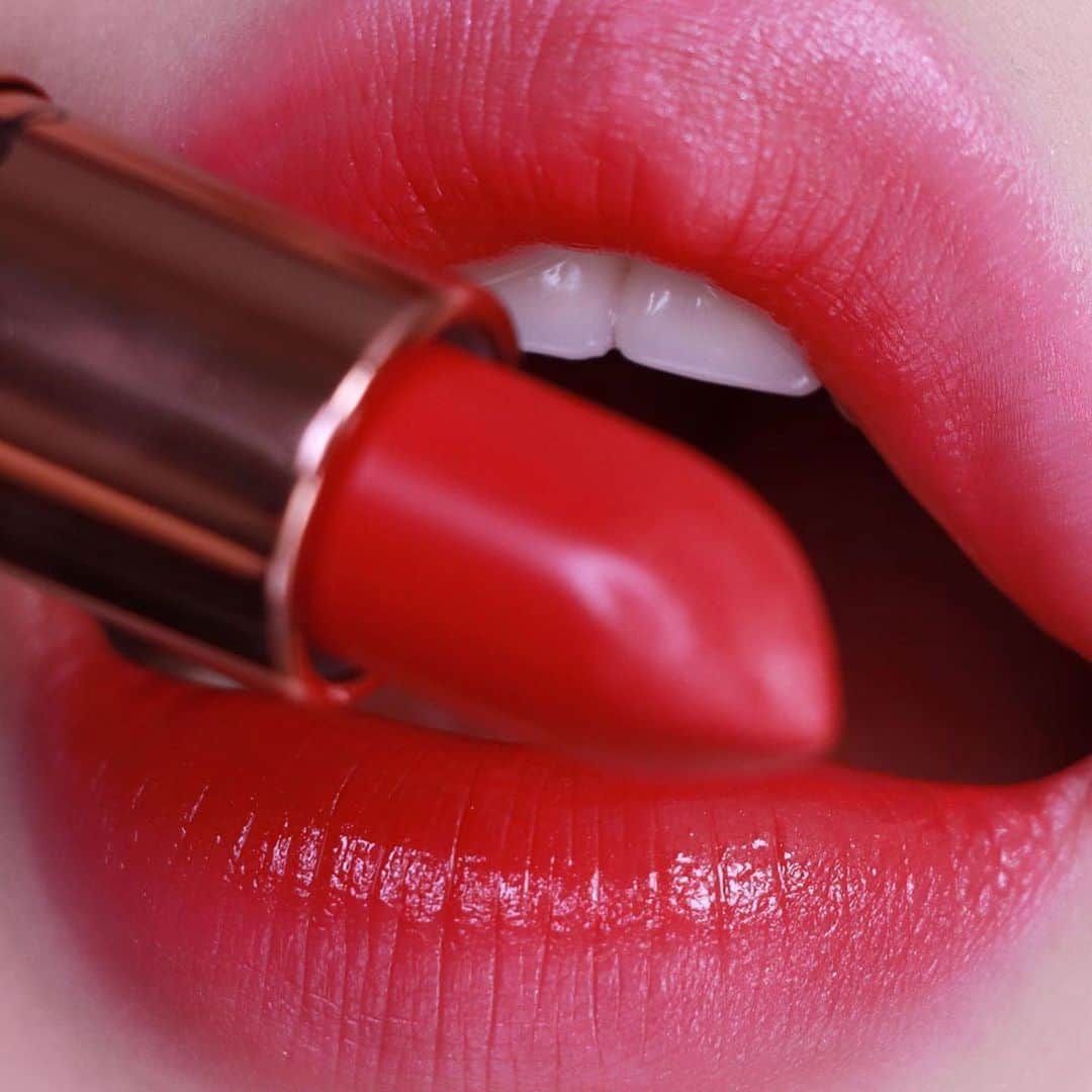 M∙A∙C Cosmetics Japanのインスタグラム：「夏の日差しに映える、鮮やかなオレンジの限定カラーリップスティック💄口もとをジューシーに彩って🍊  ㅤ 使用製品 ☑リップスティック: コート ダムール ㅤ ㅤ 【公式オンラインショップ限定特典】 ☑︎5/28 23:59まで全品送料無料！ ☑︎初回ご購入のお客様へ10% OFFクーポンをプレゼント（クーポンコードwelcome） ㅤ Regram from @b_bangg_ㅤ #MACBronzing#MACブロンジング#MACCosmeticsJapan#MACCosmetics#MAC#MACコスメ#MACリップ#メイク好き#デパコス#新作コスメ#春メイク#血色感#血色メイク#抜け感メイク#抜け感#コスメ記録#コスメマニア#メイクプロセス#リップ好き#マックコスメ#限定コスメ#ヘルシーメイク#日焼けメイク#夏メイク#ピンクメイク#オレンジメイク#キラキラメイク」