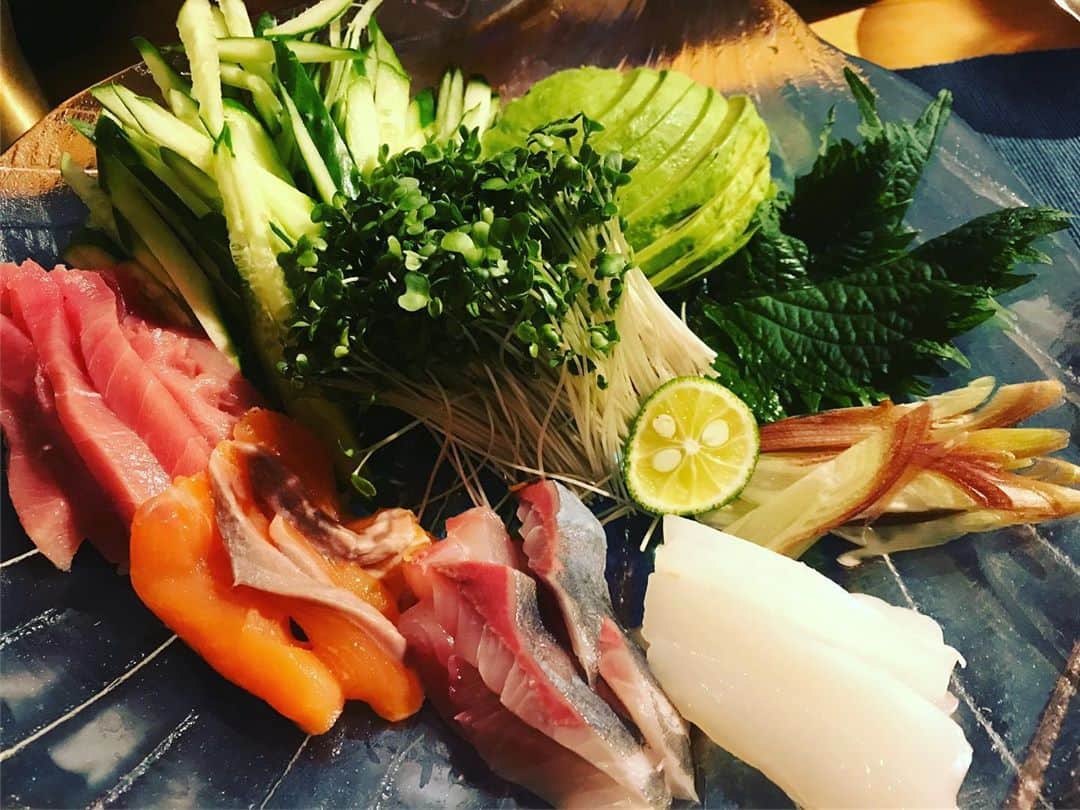 眞鍋さゆりさんのインスタグラム写真 - (眞鍋さゆりInstagram)「旦那 40て！ 40て！  誕生日オメデトウ🎉  自宅で手巻きディナー🍽 自粛中もZOOMお祝いしていただき感謝です🤩」5月25日 12時23分 - sayurimanabe0223