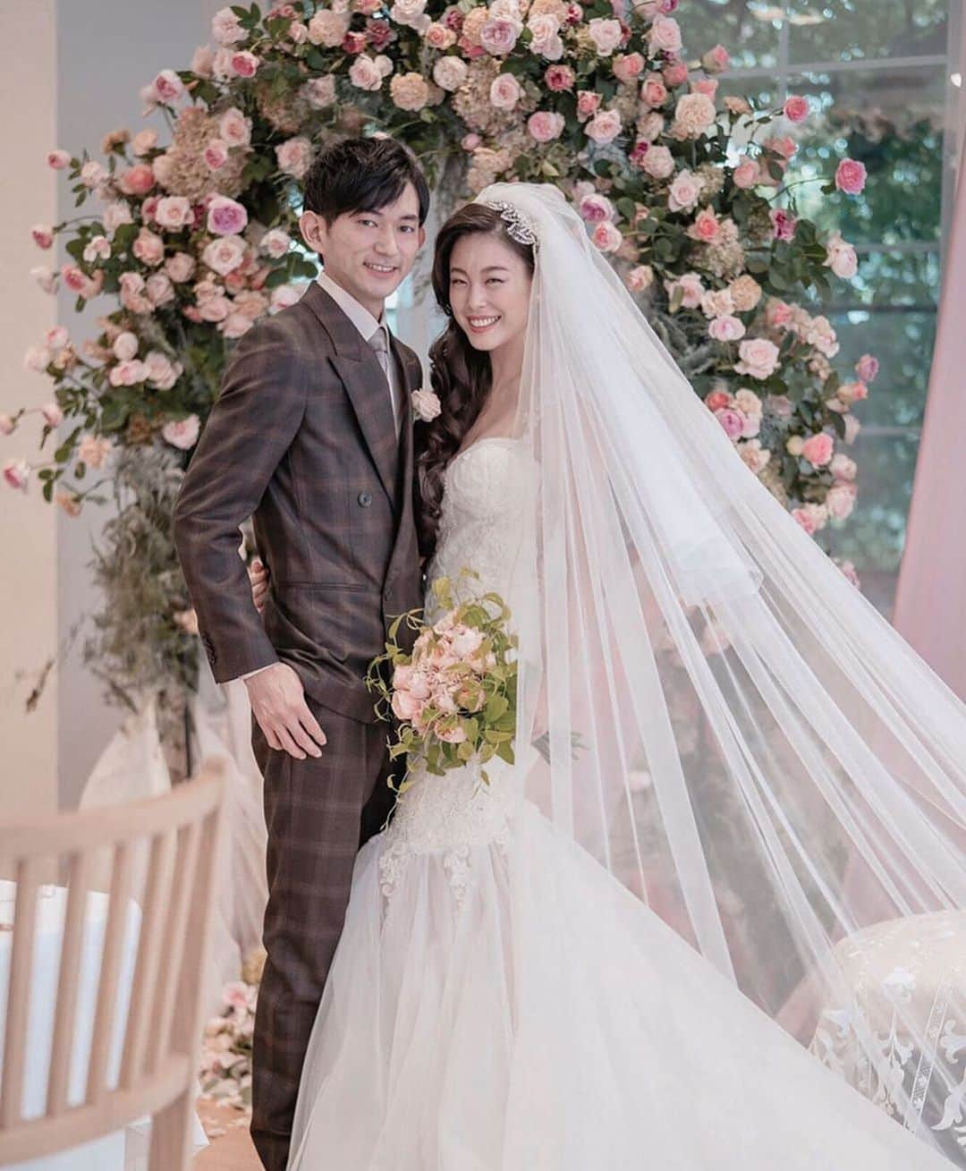 Magnolia Whiteさんのインスタグラム写真 - (Magnolia WhiteInstagram)「Galia Lahavのドレスを選ばれた際は、 @erika07060wedding 様のように、ロングベールをおつけいただくことをおすすめいたします！﻿ ﻿ 素敵なお写真をありがとうございます。﻿ ﻿ --﻿ 結婚3年記念日🥀﻿ この#おうち時間 がスタートしてから﻿ ベランダで育てはじめたバラを食卓に飾って🥀﻿ ♡﻿ たくさん時間があるから手作りにチャレンジ出来た﻿ 彼の大好物のクリームパンを一緒に食べて🍽﻿ ♡﻿ 結婚式のムービーを流しながら﻿ たくさん作ったアルバムを見返し﻿ この3年間の幸せをゆっくり振り返りました💖﻿ ♡﻿ 本当はディズニーへ記念日デートの予定で﻿ それも行けてたらきっと絶対楽しかったけど…🥺﻿ ♡﻿ 逆にこんな状況だからこそより目一杯﻿ "幸せ"に過ごせることのありがたさを感じられて﻿ 涙が出るくらい幸せだなぁって想い合えて…﻿ 今年の記念日もかけがえのない時間になりました🥺💖﻿ ♡﻿ ついついないものや出来ないことが目に付くかもだけど﻿ 今あるものや出来ることへのこの気持ちを忘れずに…﻿ ここで気付けた"幸せ"を見失わず﻿ 大切に過ごしていきたいな🕊✨﻿ ♡﻿ 写真は久しぶりに結婚式の﻿ ローズアーチでのショットを📸✨﻿ ♡﻿ 彼は大学で薔薇の研究をしてたし﻿ 私は花屋勤めだったので🥀﻿ せっかくならとアーチは全て生花🥀✨﻿ だからもう香りまで最高でした🥺💖﻿ ♡﻿ 式もダーズンローズにしたし﻿ 薔薇は私たちにとって﻿ 想いがたくさん詰まったお花なので🥀﻿ ベランダのミニバラちゃんの成長を﻿ 2人で見守って楽しんでます💖﻿ ♡﻿ 週末には彼の指導の元﻿ 形を整える選定をしてあげる予定なので🥀﻿ 良いお天気になりますように☀️﻿ ♡ ﻿ #良い夫婦の日#結婚記念日#おうち時間#記念日ディナー#おうちでの過ごし方 #おうちデート﻿ #卒花嫁  #ジェニーパッカム #メゾンプルミエール #ガリアラハヴ #galialahav#weddingdress #卒花 #みんなのウェディングオフィシャルブライズ #ウェディングソムリエ #ウェディングソムリエアンバサダー #みんなのウェディング #ハナプラ卒花レポ  #ウェディングニュース #プラコレ #プレ花嫁さんと繋がりたい #プレ花嫁さんに伝えたい #卒花嫁さんとも繋がりたい #高砂ショット #高砂ソファー #高砂アーチ #ローズアーチ #ダーズンローズ #ローズセレモニー #magnolia5周年﻿」5月25日 12時34分 - magnoliawhite_official