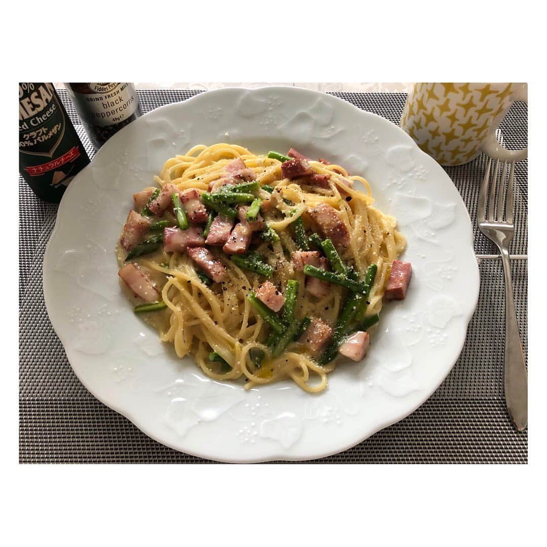 柳野玲子のインスタグラム：「おうちでパスタランチ🍝 市販のカルボナーラソースに、ベーコン＆アスパラを炒めてイン😋✨ タラコパスタは、賞味期限間近のタラコ＆バターをたっぷり🥰 お手軽ランチでしたー✨ #パスタ #パスタレシピ #パスタランチ #ランチ #お昼ご飯」