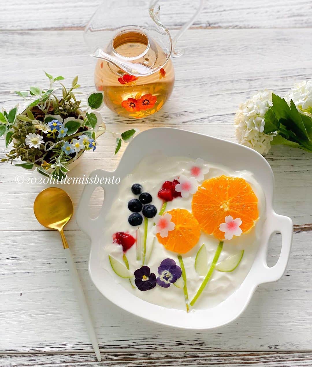 Little Miss Bento・Shirley シャリーさんのインスタグラム写真 - (Little Miss Bento・Shirley シャリーInstagram)「Simple floral yogurt art, hope you still like this idea.  I actually made this for breakfast a few days before I baked my focaccia art bread which was of course a more elaborate idea of arranging ingredients. Just got around posting this today」5月25日 12時27分 - littlemissbento