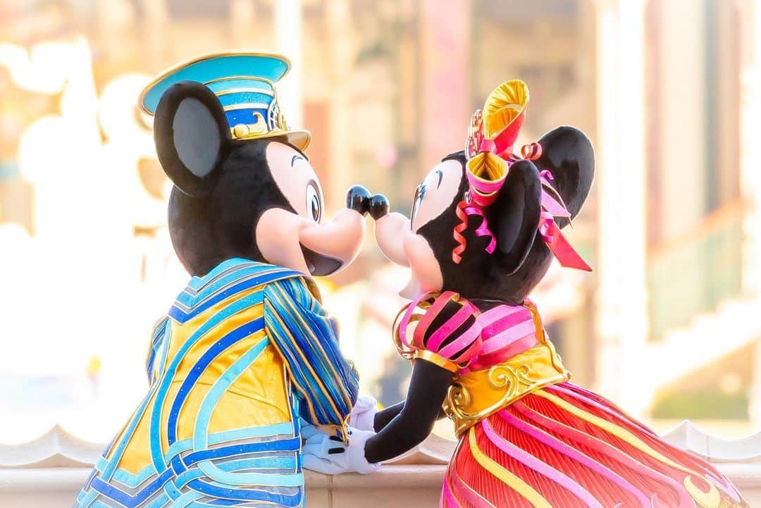 Kahoさんのインスタグラム写真 - (KahoInstagram)「. . . フワッとした光に包まれてる感じと. ミッキーの目がキラキラしてる感じと. 手を繋いでる感じがお気に入り🥰🥰. . つまり、全部がお気に入り🥺❤️笑. . . #disneyland #tokyodisneyresort #tdr #tdl #disneygram #instadisney#disneyparks #disneyfan #disneyphoto #disneypic  #Disneyside #Disneylove #tokyodisneyland #disneylandtokyo #disney#tokyodisneyland#disneyphotography #japan #japan_of_insta #japan_day _view #disneylandtokyo #disneylandjapan #mickeymouse #mickey #minniemouse #minnie #thehappiestcelebration #dreamingup  #東京ディズニーリゾート #東京ディズニーランド #ディズニー #ディズニー風景」5月25日 12時33分 - kah05disney
