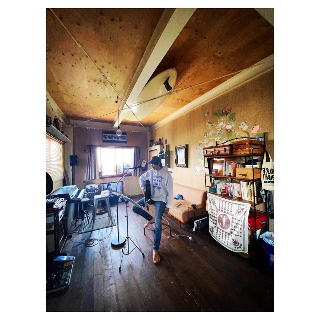 Caravanのインスタグラム：「2020.05.25  配信ライブまで一週間を切り  今日も古い歌のおさらい中。  機材好きな方から質問もあったので  足元エフェクターの写真を。  至ってシンプルで面白味ないけど  アコギもエレキも両方同じボードで  ABスイッチでアコギアンプか  エレキアンプに送りを切り替えてます。  三枚目の写真はレコーディング用。  最近導入したone controlの  小さなバッファがすこぶる調子良くて嬉しい。  ケーブルは8412かカミナリのベース用の緑色のやつ、  電源ケーブルはオヤイデG5、  パワーサプライはF-sugarのACもとれる銀色の箱です。  以上、現場からでした。  #studiobyrd #スナック旅人」