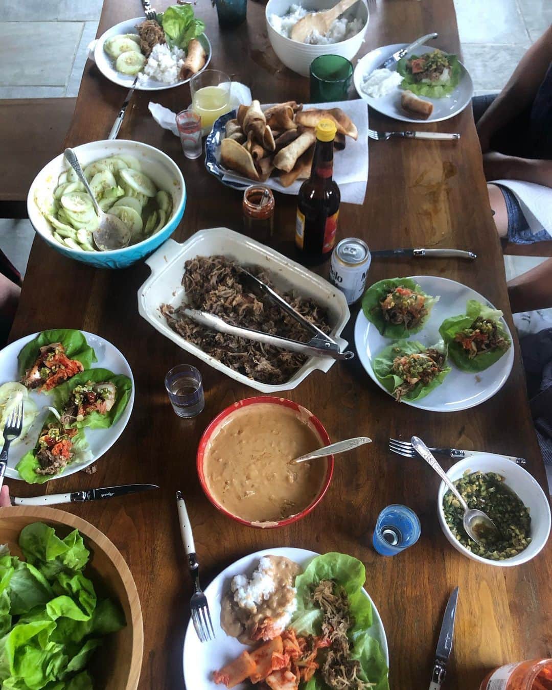 ミシェル・ブランチのインスタグラム：「I’m so lucky to be isolated with my husband Patrick. He is an incredible and passionate cook. Tonight, @davidchang’s /Momofuku Bo Ssam but in addition to kimchi and the usual accouterments we added an Indonesian twist. I made my Grandmother’s peanut sauce, fried up some krupuk udang 🦐 and topped it with 🔥sambal from @thesamballady -Heaven.」
