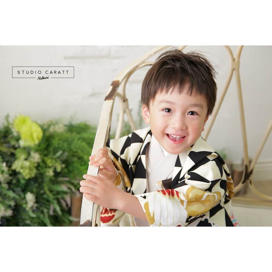 スタジオキャラット 名張店さんのインスタグラム写真 - (スタジオキャラット 名張店Instagram)「* * 上手になげられたね‼︎ ニコニコでかわいかったです♡ * * * * #スタジオキャラット #スタジオキャラット名張店 #studiocaratt #caratt #753撮影 #着物 #フォトスタジオ #1人撮影 ##かっこいい #男の子 #可愛い#もみじ #まり #ちっちゃな手 #にっこり #空間 #オシャレさんと繋がりたい」5月25日 12時37分 - caratt_nabari