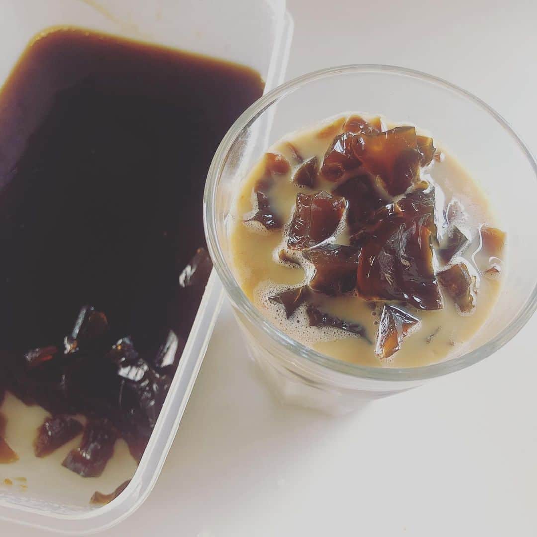 千秋さんのインスタグラム写真 - (千秋Instagram)「これをお菓子作りと言っていいのかはわからないけど、コーヒーゼリーを作ってクラッシュしてカフェラテに乗せました☕️ タピオカ用の太いストローで飲みます。  普段はしない行動をするのはやはり時間がたっぷりあるからだな。 わたし個人としてはこの生活をとても気に入っています。  #コーヒーゼリー #お菓子作り #お家happy🏡」5月25日 12時49分 - chiaki77777