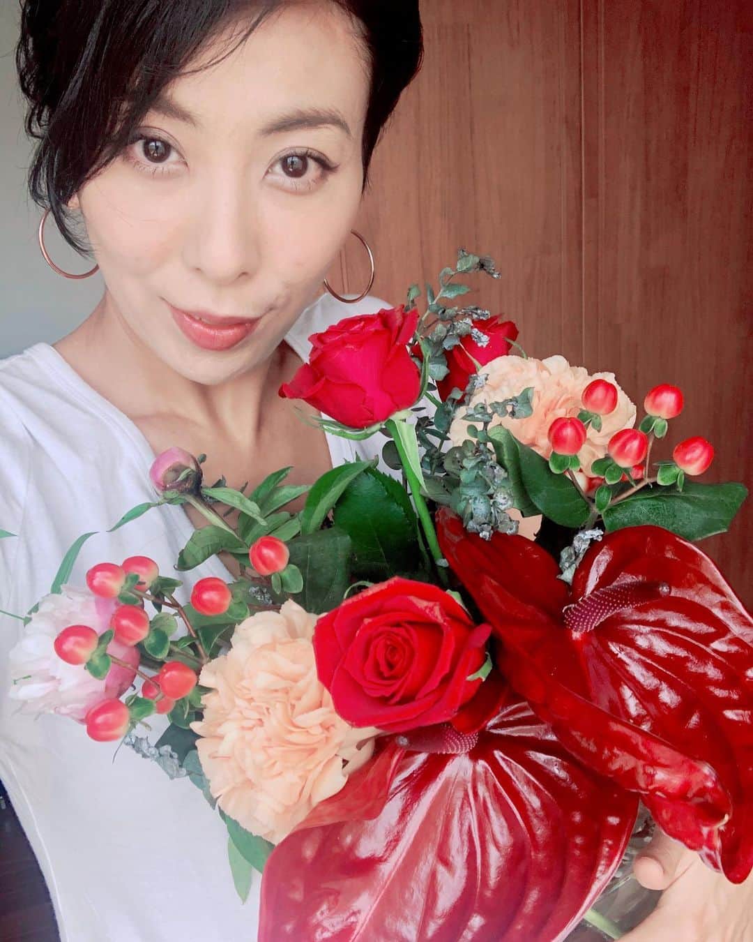 LOVEのインスタグラム：「宝塚感、ヅカ感。  #ラブコネ でフラワーデリバリーしてるんだけどこのプロジェクト大好き。」