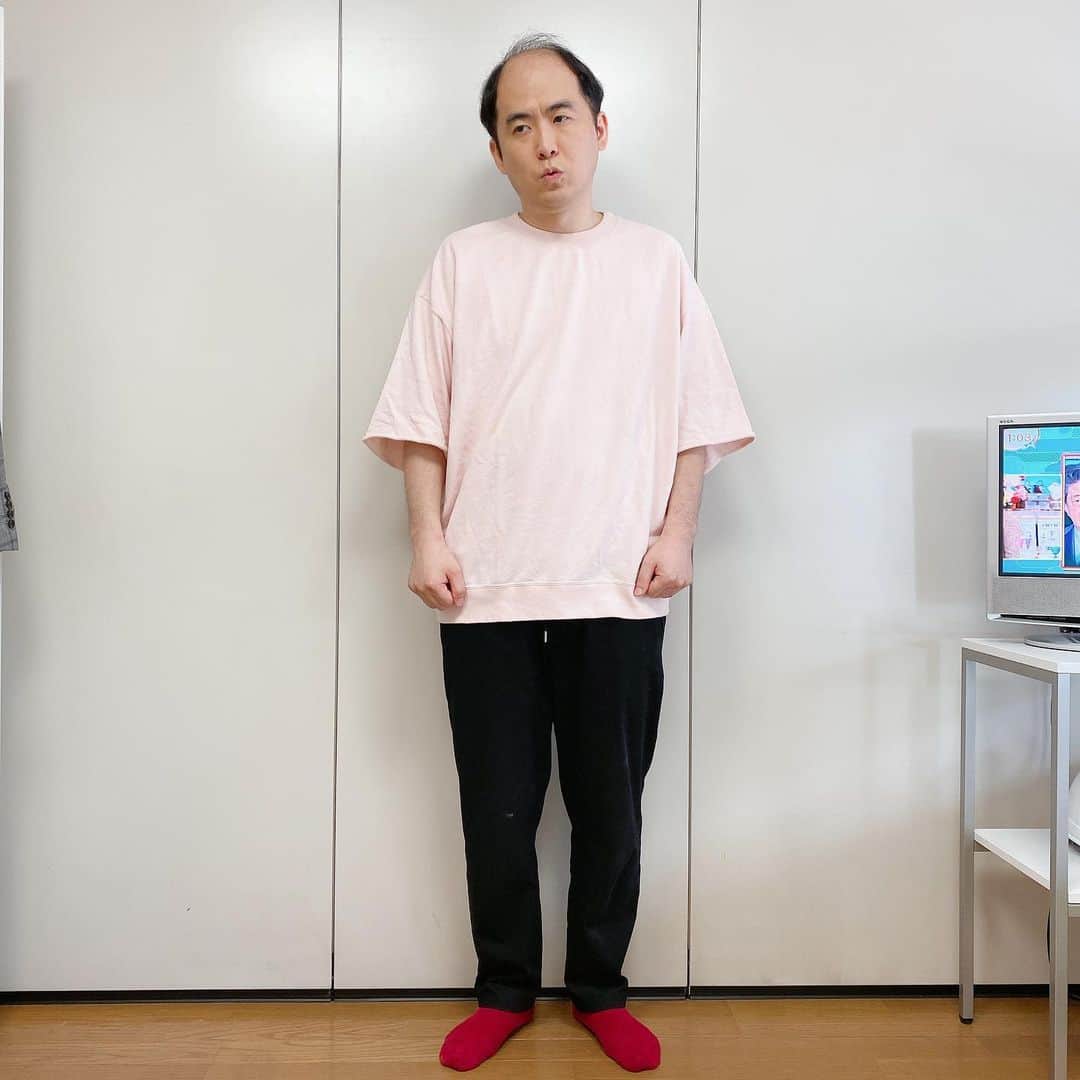 斎藤司のインスタグラム：「ねぇ、この服誰かっぽいよね これ昔から持ってるけど これあいつっぽいよね 第七世代ぽいよね  #完全に #四千頭身  #どう見てもこのデザインそう #後藤モデル #恥ずかしいね #肘のこのかんじ #第七世代だね #あやかりたいね」