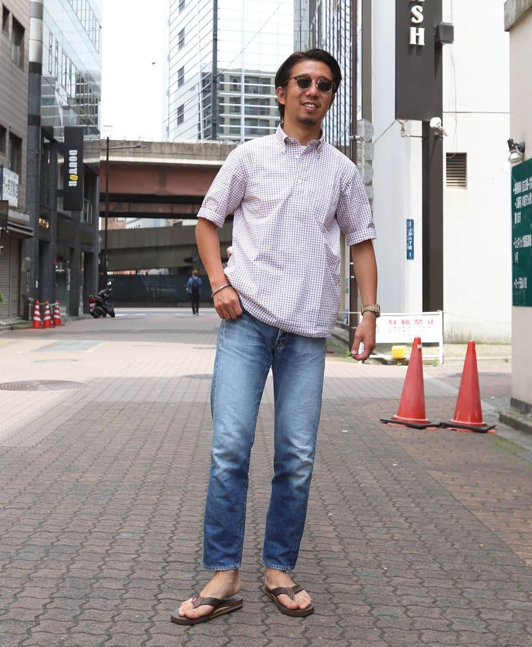 のインスタグラム：「本日のSTYLE  SOUTIENCOLから良い半袖シャツが続々届いておりますよ〜。 お買い得過ぎるのでお早めにどうぞ。  #shirt#soutiencol #denim#workersjapan #sandal#rainbowsandal #ivystyle#trad#surf #Freeportueno#tokyo#上野セレクトショップ」