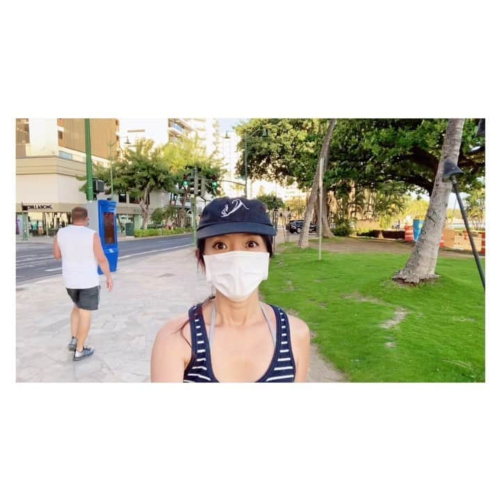 のインスタグラム：「Under construction in waikiki now. Hopefully you would enjoy more beautiful waikiki beach when you can come back island ✨ ワイキキビーチ、近い将来、皆さんが帰ってくることを願い工事中です😊 . 実はもう1パターン撮ったのだけど、違う場所で全く同じこと言ってた🤣 恥ずかしいけどアップしていいかしら⁉️😅 . . #hawaii #waikiki #beach #construction #virtualtravel #lovehawaii #luckywelivehawaii #hawaiilife #lifeisajourney #hawaiistagram #instahawaii #stayhome #ハワイ #ワイキキ #ビーチ #海 #ハワイ生活 #ハワイ好き #日々の暮らし #妄想ハワイ #工事中 #頑張れハワイ #少しずつ #おうちで過ごそう #アナウンサー #イマソラ #ハワイから #今日のハワイ #荒川れん子  #ハワれん」