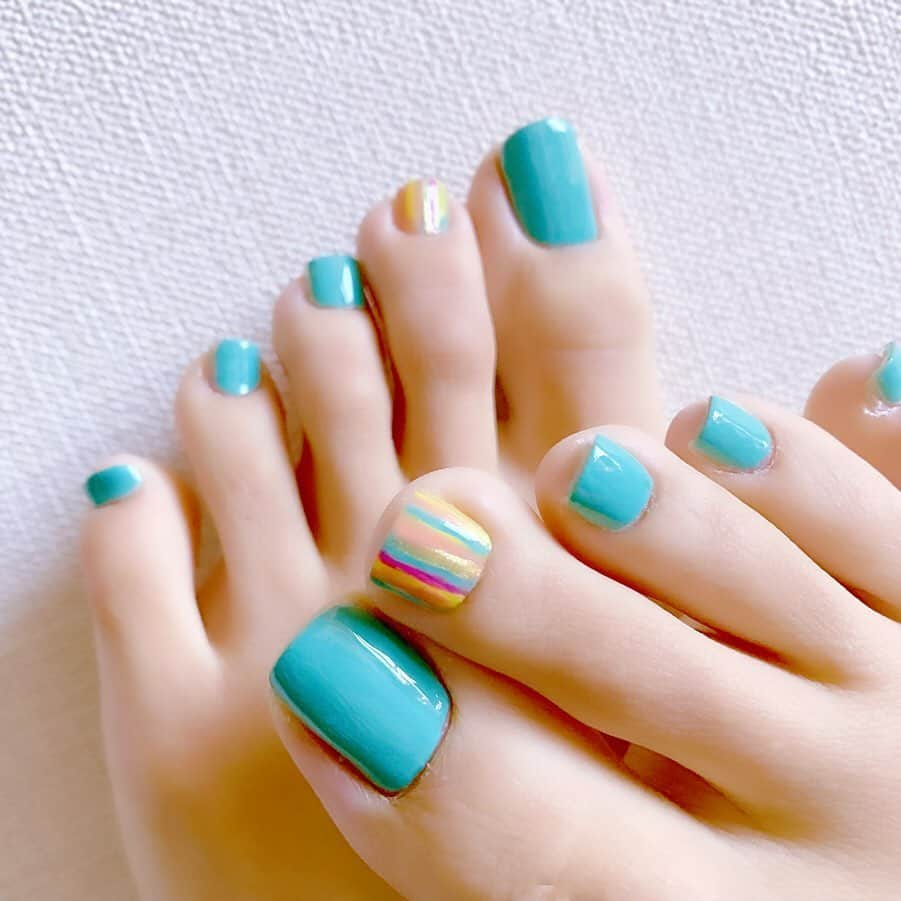 橋本実花さんのインスタグラム写真 - (橋本実花Instagram)「newフットネイル🦶💅 . 私がDiorの次に好きなマニキュア OPIのinfinite shine  infinite shineのシリーズは 持ち手がシルバーなのが特徴で 使い心地はジェルとマニキュアの間のような 艶々ぷっくりですっごく良い👏✨ . 普通のOPI(キャップが黒のやつ)と 使い心地全然違います！ 本当にジェルみたいなのに ライトも要らずリムーバーでスッと落とせて超便利🥰  もはやDiorと同じくらい好きかも♡ Diorはブラシの形が好きなんだよね☺️ . 今回フットネイルに使ったカラーは 春に発売した新色の メキシコシティコレクションです🇲🇽 . なのでデザインも少し メキシカンイメージにしてみました😊🌺 . . やり方はまた動画に載せます♡  #3枚目は撮影の裏側　笑 #1番最後のスパオイルもオススメ . . . .  #おススメマニキュア #オススメマニキュア #オススメポリッシュ #ポリッシュ #opi #opiネイル  #フットネイル #ネイリストみか #橋本実花 #ネイリストyoutuber」5月25日 13時26分 - mika__youtube