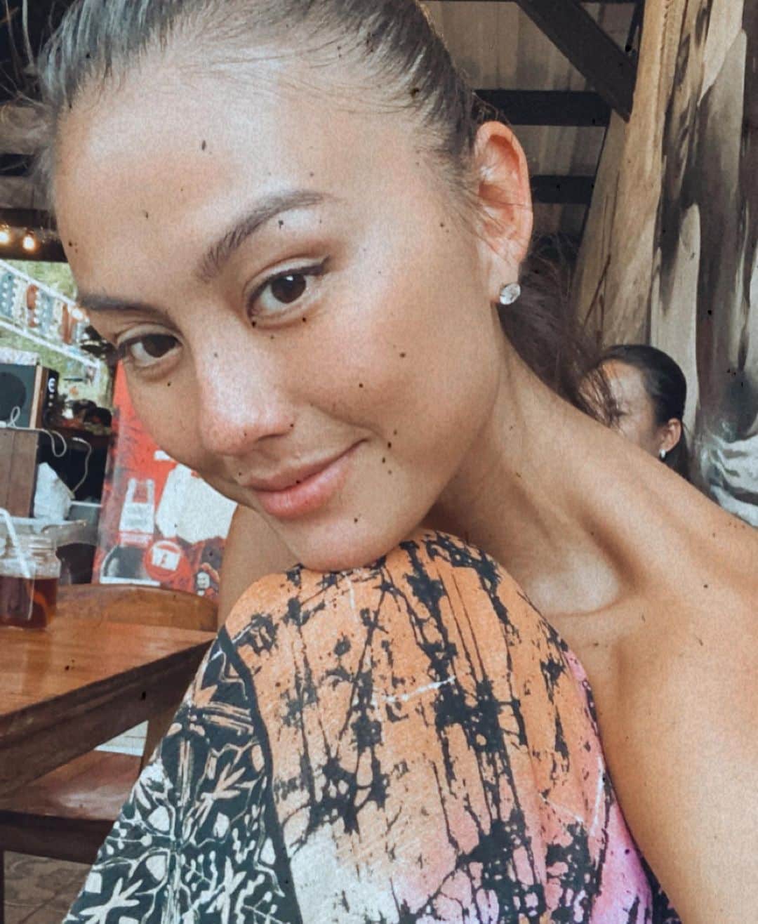 アグネス・モニカさんのインスタグラム写真 - (アグネス・モニカInstagram)「“Women are expected to be thermometers, not thermostats: they control the temperature for everyone else in the room, making sure other people are comfortable and happy, but they do not get to set the temperature for themselves. A message women receive so early and so often is that being strong is wrong.” - Dr. Caroline Leaf. . . In life i found it very “funny” (not sure if funny is the right word for it) that  1. People think they can define who we are (especially women) based on one “layer” or a glimpse of us that they might see; that THAT one side is all we are.  2. When people don’t know how to define us, they tend to put us in A box that THEY know or that THEYRE familiar with. Instead of trying to understand (and remember) that people are SO UNIQUE. We’re shaped so differently one another. This problem is even more real for women, even to this day. . The woman in the first picture and the second picture is ME. Both are me. Just because i am who u think i am in the first picture, does not mean i am not who i am in the second picture. . . For everyone out there who are considered quirky, “weird”, different, and struggling to “fit in”, YOU are loved. You are not weird. You are unique cuz God created you that way. You are different, cuz you are born to stand out 😎🔥🤍🤍 . #AGNEZMO」5月25日 13時30分 - agnezmo
