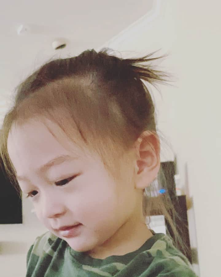 呉建豪のインスタグラム：「Morning hug, turned into morning ab workout...😅 Enjoying the simple things today with the spawn of @andyonimal @jesscambensy #elvisandytien #Godson 💜#blessed」