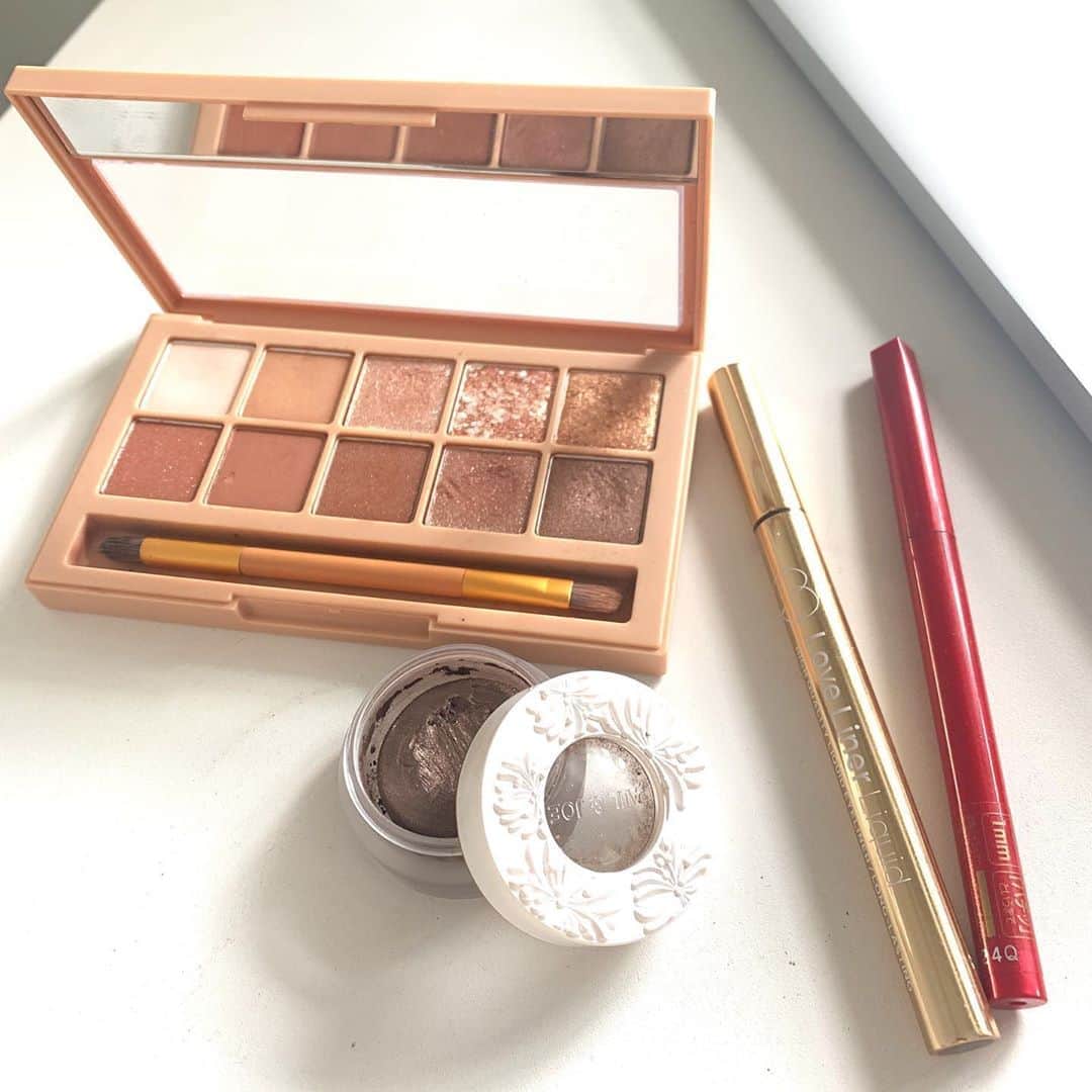 わちみなみのインスタグラム：「﻿ 最近の春のお化粧は、、﻿ 柔らかくみせたくて﻿ ﻿ @clio_official  アイシャドウ﻿ マットのところとピンクのラメつかって﻿ ﻿ インラインは黒で @dejavu_official.jp ﻿ 外のラインはラブライナーのブラウン、﻿ @loveliner_official  さらにそれを﻿ @paulandjoebeaute_kr  細いブラシで取ってぼかしてるよ🍓﻿ めっちゃ伸びがいいから上瞼全体にも﻿ グラデーション作りやすそうだけどわたしは﻿ ぼかしで🐥﻿ ﻿ あと﻿ 目頭の内側？にもラブライナーの﻿ ブラウンで線を引いて﻿ なるべく目を顔の下にありますよ風にしてる🥺﻿ ﻿ #わちコスメ﻿ #イエベ　#コンプレックス解消﻿ ﻿ わたし完璧なイエベで﻿ 似合う色にしないと！というより﻿ 好きな色が似合う色なのかもしれない🤗﻿ ﻿」