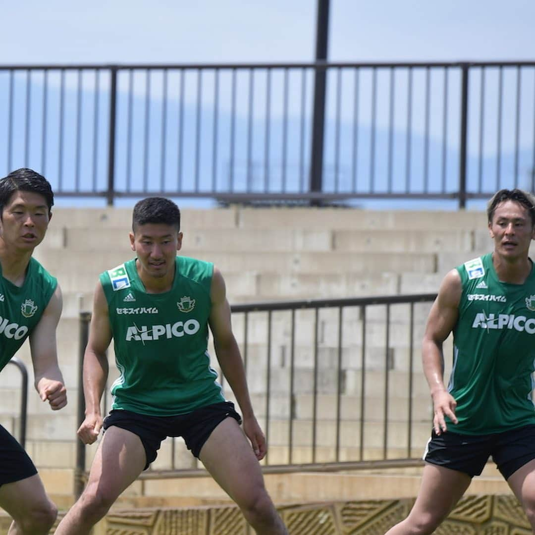 松本山雅FCさんのインスタグラム写真 - (松本山雅FCInstagram)「今日は、GK3人ともノースリーブでのトレーニング！  #yamaga #todaystraining  #ノースリーブズ  #圍謙太朗 #村山智彦 #田中謙吾」5月25日 13時53分 - matsumoto.yamagafc