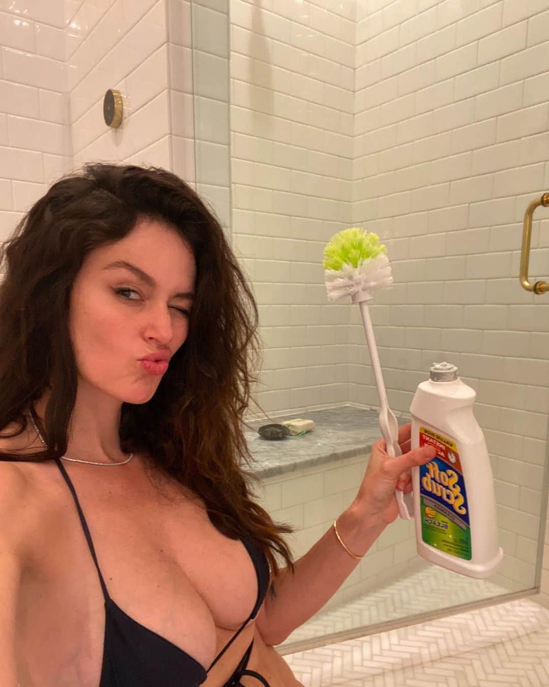 ニコール・トルンフィオさんのインスタグラム写真 - (ニコール・トルンフィオInstagram)「Meet our new weekend cleaning lady, her name is Phyllis, she loves to clean in her @erthswim swimsuit and brings her new best friends Chlorox and Soft Scrub....... 🥴 how was your weekend? #quarantine #life #unsensored (PS At first I had to google how to clean a toilet, not going to lie, but after 3 months I consider myself a pro, ready for post quarantine) Anyone need a new service?📸 by my husband.... I think he secretly likes Phyllis 😂」5月25日 13時46分 - nictrunfio