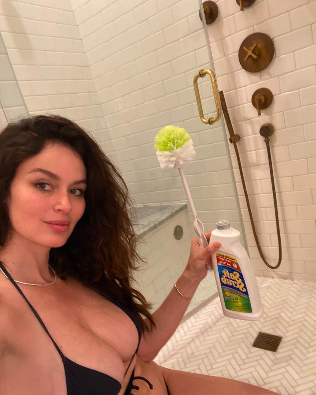 ニコール・トルンフィオさんのインスタグラム写真 - (ニコール・トルンフィオInstagram)「Meet our new weekend cleaning lady, her name is Phyllis, she loves to clean in her @erthswim swimsuit and brings her new best friends Chlorox and Soft Scrub....... 🥴 how was your weekend? #quarantine #life #unsensored (PS At first I had to google how to clean a toilet, not going to lie, but after 3 months I consider myself a pro, ready for post quarantine) Anyone need a new service?📸 by my husband.... I think he secretly likes Phyllis 😂」5月25日 13時46分 - nictrunfio