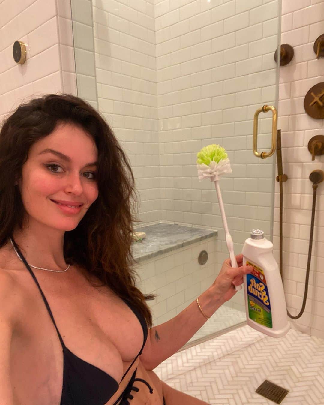 ニコール・トルンフィオのインスタグラム：「Meet our new weekend cleaning lady, her name is Phyllis, she loves to clean in her @erthswim swimsuit and brings her new best friends Chlorox and Soft Scrub....... 🥴 how was your weekend? #quarantine #life #unsensored (PS At first I had to google how to clean a toilet, not going to lie, but after 3 months I consider myself a pro, ready for post quarantine) Anyone need a new service?📸 by my husband.... I think he secretly likes Phyllis 😂」