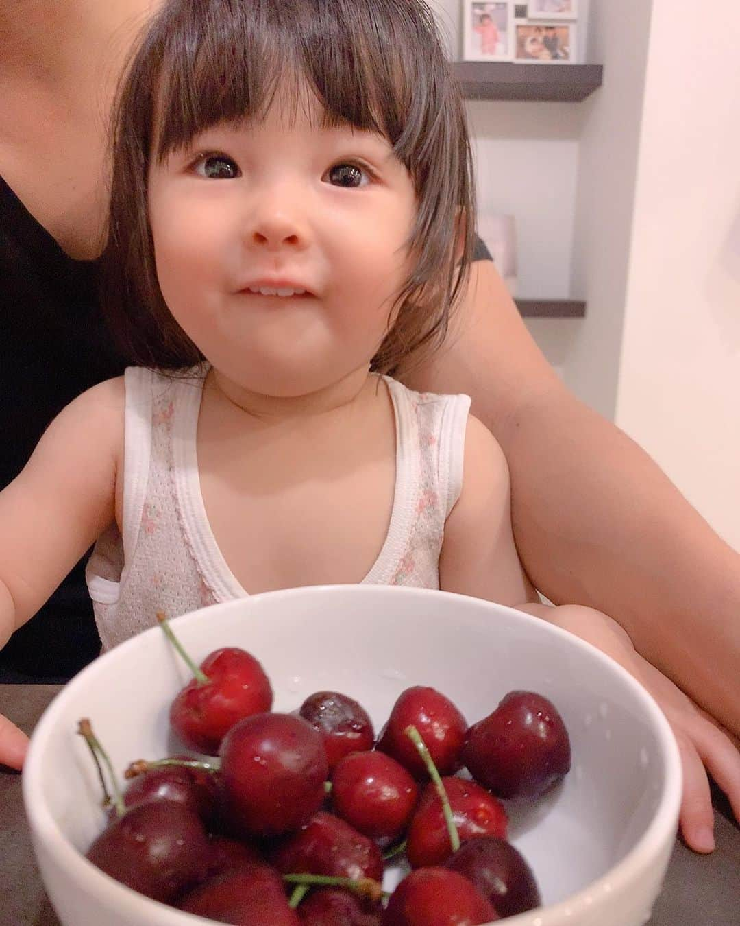 大知めぐみさんのインスタグラム写真 - (大知めぐみInstagram)「#アメリカンチェリー #茎をとって #あーん 🍒 . 苺が品薄になってきたので、我が家のデザートはアメリカンチェリーの時期に🍒 . 娘さんは、食べる担当より、食べさせる担当の方が楽しいみたい☺️💗 . . . #1歳半#デザート#赤ちゃん#赤ちゃんのいる生活 #赤ちゃんのいる暮らし #赤ちゃん動画 #もぐもぐ動画 #家族の時間 #女の子ママ #新米ママ #新米ママと繋がりたい #新米ママさんと繋がりたい #笑顔 #癒し」5月25日 13時47分 - megmeg0715