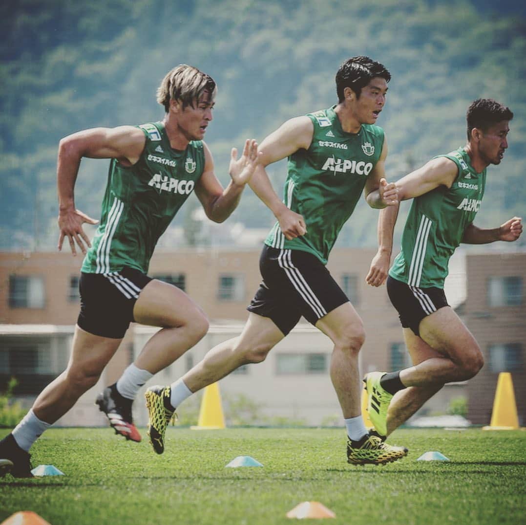 村山智彦のインスタグラム：「ㅤㅤㅤㅤㅤㅤㅤㅤㅤㅤㅤㅤㅤ today's training. ㅤㅤㅤㅤㅤㅤㅤㅤ yo-yo test🏃🏼🏃🏼🏃🏼 ㅤㅤㅤㅤㅤㅤㅤㅤㅤㅤㅤㅤㅤ  #爆走GK #村山顔いっちゃってる☝🏽 #村山2013年からずっと記録伸びてる #あっ2016年はいなかった #山雅のGK走れる説 #けんご1680 #かこ1640 #村山1520 #どうした村山 #いや1520もえぐいよ #他2人がもっとえぐいだけ #村山の記録かすれまくり #改めての話 #やっぱりはゆさんは凄かった #笑って走ってた #嘘と言うてくれ #松本山雅」
