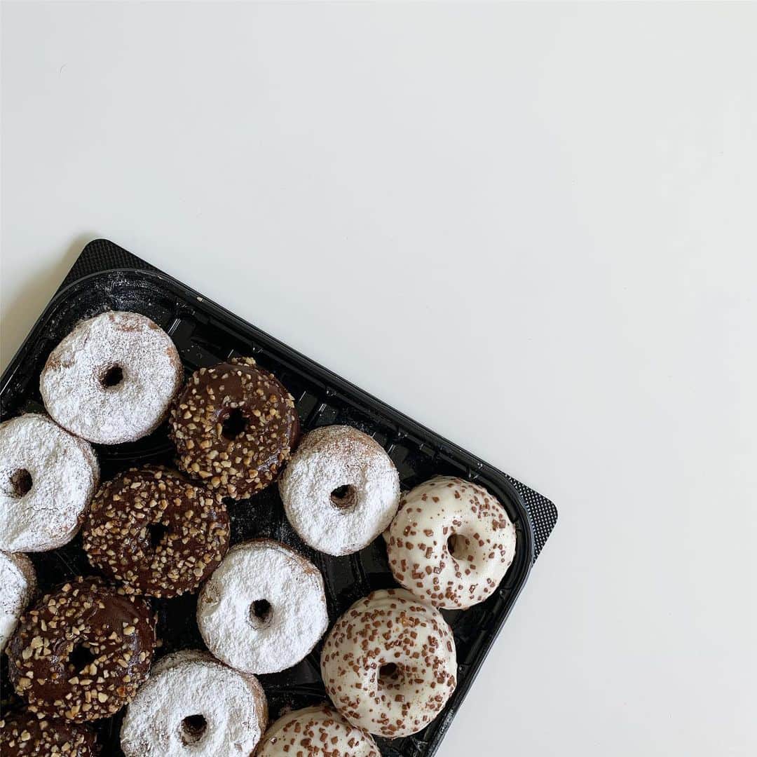 eve_mi_nさんのインスタグラム写真 - (eve_mi_nInstagram)「+ costco + 見た事なかったから新作かな？ クロワッサンドーナツ🍩 食べやすい小さめで娘もペロッと食べてました。 また行ったら買いたいなぁ。 見た目も可愛い❤︎ ＿＿＿＿＿＿＿＿＿＿＿＿＿＿＿＿＿＿＿＿＿＿＿＿＿＿＿＿ #costco#コストコ#クロワッサンドーナツ#コストコ購入品#おやつ」5月25日 13時51分 - eve_mi_n
