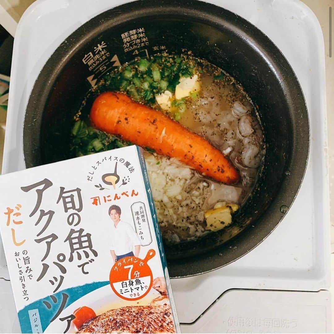 にんべん　おだしでキレイ習慣さんのインスタグラム写真 - (にんべん　おだしでキレイ習慣Instagram)「こんにちは🌞﻿ 今日は @asahina.ayaka さんの投稿をご紹介します。﻿ #だしとスパイスの魔法﻿ #旬の魚でアクアパッツァ 🐟﻿ をピラフにアレンジしてくださいました❣️﻿ 炊飯器で炊くだけのかんたん時短レシピ🍚✨﻿ ﻿ .﻿ .﻿ .﻿ ﻿ ﻿ だしとスパイスの魔法　「旬の魚でアクアパッツァ」﻿ :﻿ 短時間で大切な人に美味しい料理を﻿ :﻿ をコンセプトに速水もこみさんとにんべんさん　共同開発﻿ :﻿ 海老ピラフにアレンジしてみました。﻿ お米2合にアクアパッツァの素1箱分(お水はいつもどおり)﻿ 解凍した海老(シーフドミックスでも)﻿ 人参1本、﻿ カブの葉と茎(水菜や大根の葉でも)はみじん切り﻿ バター🧈　10グラム﻿ ﻿ 全部一緒に炊き込みます。﻿ :﻿ :﻿ オレガノとバジルが香るピラフができました〜﻿ :﻿ :﻿ ﻿ #だしスパアレンジレシピ2020﻿ ＃にんべん新商品2020春夏　﻿ ＃にんべんだしアンバサダー　﻿ ＃だしのある生活﻿ #だしとスパイスの魔法厚切り豚のオイスターステーキ﻿ #だしとスパイスの魔法鶏肉のハーブソテー﻿ #だしとスパイスの魔法旬の魚でアクアパッツァ﻿ #だしとスパイスの魔法豚バラポテトの白ワインソテー﻿ #だしとスパイスの魔法ひき肉のトマトバジル炒め﻿ #だしとスパイスの魔法﻿ #にんべん﻿ #かつお節﻿ #おうちごはん ﻿ #おうち時間﻿ #stayhome ﻿ #時短料理 ﻿ #フライパン1つで﻿ #簡単ごはんおうちごはん ﻿ #在宅ごはん﻿ #葛飾区ママ﻿ #料理写真　#簡単なのに　#料理垢 #クッキングラム #クッキングラマー#ランチの幸せ #ランチ見せっこ #ボリューム満点#ワンプレートランチ﻿ ﻿」5月25日 13時56分 - ninben.dashiambassador