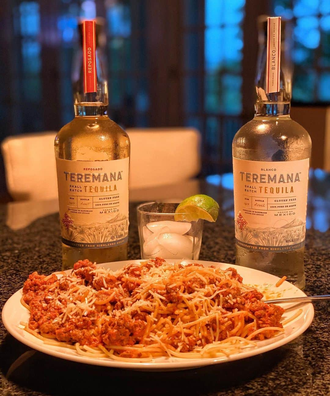 ドウェイン・ジョンソンさんのインスタグラム写真 - (ドウェイン・ジョンソンInstagram)「The indulgence begins. Just pulled these delicious @teremana bad boys out of the freezer to compliment my cheat meal 🍝🥃 You can see the condensation 💦 🥶  My friends, enjoy your holiday weekend with your families.  And enjoy your cheat meals and ‘Mana.  Salud’ 🥃」5月25日 14時17分 - therock