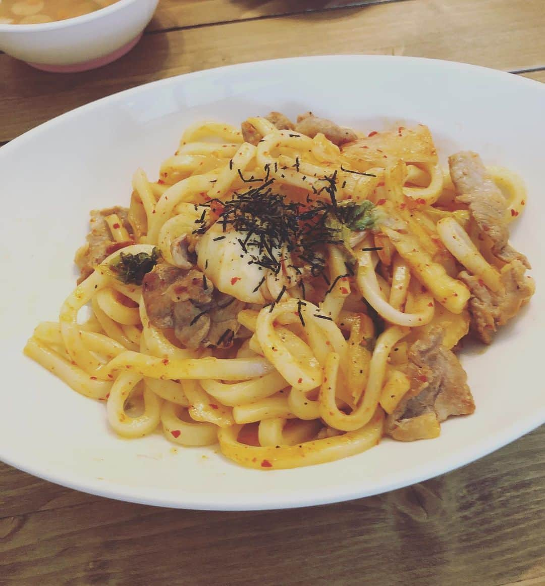 宮地謙典のインスタグラム：「クッキングゴリ 「キムチ焼うどん」 Netflixの「梨泰院クラス」「愛の不時着」と韓国ドラマが話題です やはり韓国といったらキムチ！！ どんな料理でも合う万能食材！！ 特にうどんとの相性はサランヘヨ状態！ 燃えるようなキムチ、純白なうどん麺が絡んだ「愛の焼うどん」 今日で緊急事態宣言解除。 今みたいに料理する時間は減るかもしれませんがこれからも料理をどんどんインスタにあげていきますね。 #クッキングゴリ #焼うどん #キムチ #韓国 #愛の不時着 #梨泰院クラス #料理好きな人と繋がりたい」