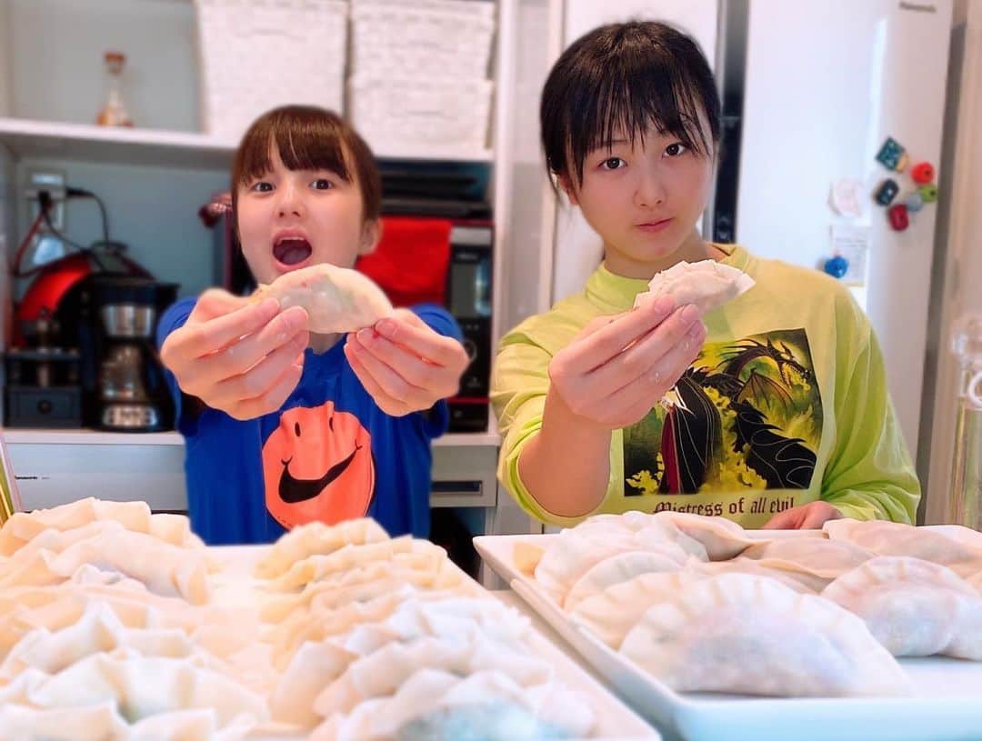 本田紗来さんのインスタグラム写真 - (本田紗来Instagram)「みみちゃんと手作り餃子を作りました🥟 キャベツ🥬を大きく切ったのでシャキシャキして  美味しかったです🤩次はタコパ🐙したいな😋 みみちゃんはあと1週間で16歳です どんどん大人になる。紗来をおいてかないでーー😭😭（身長）」5月25日 14時29分 - sara_honda0404