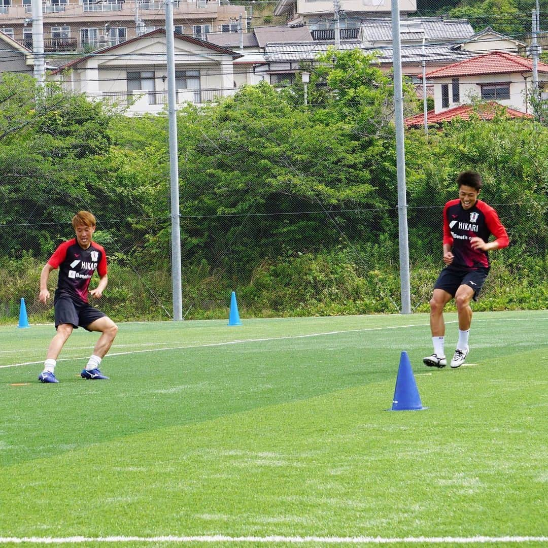 池田樹雷人さんのインスタグラム写真 - (池田樹雷人Instagram)「グレも元気です✌️ 「愛の不時着」にハマってるらしい。 . . #コロナに負けるな #愛の不時着  #愛媛fc  #mizuno #mizunofootball  #池田樹雷人 #小暮大器」5月25日 14時35分 - jurato_ikeda