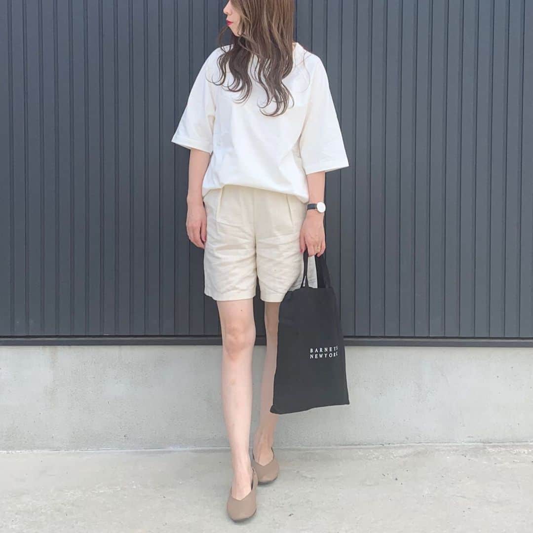 ryuu79hinaのインスタグラム：「#ootd ・ ・ 今日は暑いね〜☀️.° もぅ半袖いけちゃう ・ ・ ユニクロの#ラグランスリーブクルーネックTシャツ ✓﻿...スウェット風で、程良い厚みとハリ感！ ✓﻿...肌触りが柔らかくて凄く着心地がいいの！ ✓﻿...旬のオーバーサイズ感！ ✓﻿...メンズ物だけど…女性も全然着れるからオススメだよ💯✨ ・ ・ #ユニクロTシャツ部 #ユニT #uniqloginza2020ss #Tシャツコーデ #pr ━━━━━━━━━━━━━━━ #locari#mytshirtstyle#mineby3mootd#コーデ記録#ママコーデ#シンプルコーデ#大人カジュアル#プチプラコーデ#데일리룩#데일리룩코디#패션#코디#코디스타그램#좋아요#夏コーデ#コーデ#ファッション」