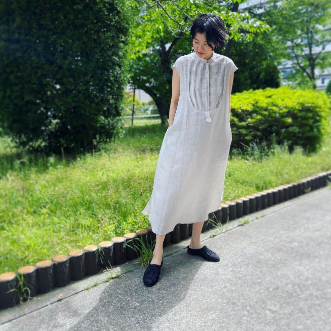 LEEさんのインスタグラム写真 - (LEEInstagram)「そろそろ出番です！夏のリネンワンピース👗  晴天の週末はLEEでおなじみsaqui(サキ)のワンピースにはじめて袖を通し、風通しのよいリネンのさらりとした肌触りに、ああもう新しい季節だわー☀️と深呼吸。 今年は春のお出かけ服を愛でることなく(涙)、夏のお買い物をご報告する季節になってしまいましたが… でも街も人もふたたび動き始めている感覚がありますね☺️ . . これからたくさん着たいシャツドレスは、繊細なピンタックに一目惚れ。大人の気になる体型をカバーしてくれるこだわりシルエットにもさすがの一言。自宅で洗えると知って涼しげなグレーを選んでみました。 ちなみにLEEマルシェでは色違いのブルーを発売中。これまた鮮やかで肌映りがとても綺麗なんです✨  足元はジェンダレスなデザインと丁寧なモノづくりに定評あるHenderScheme(エンダスキーマ)のハンドメッシュミュール。自粛ムードの中、ご近所のお出かけでも履ける気楽さがあって、街でも浮かない、そんな気分が上がる夏の靴が欲しくて思い切ってポチり。 . .  withコロナがどんな世界になろうとも、美しい手仕事を身につけて愛でていきたいと改めて感じた自粛中のお買い物でした(オ)  #LEE編集部のお買い物 #saqui @saqui_official  #リネンワンピース #LEEマルシェ #ピンタックシャツドレス #HenderScheme @henderscheme  #バブーシュ #団地の緑も青青と #羽織りにカーデも準備したけど不要の暖かさ🌞 #magazinelee #LEEweb」5月25日 14時42分 - magazinelee