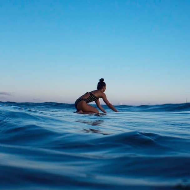 アンジェラ・磨紀・バーノンのインスタグラム：「“What is Happiness?” .. I asked myself, while I was floating, loving being in my element.  Happiness is a choice . Happiness is being able to accept and find the good in any situation regardless of the circumstances. Just like surfing, you can focus on what’s not working or you can focus on having that ONE good wave in a session . Happiness comes from being content and grateful for what I have now . Happiness is when I accept and embrace myself authentically . Happiness is being flexible and open to changes . Happiness is being playful with a childlike heart . Happiness is being gentle with myself . Happiness is having a peaceful and loving mind . Happiness for me is feeling free and being one with the ocean . Happiness is a constant choice which comes from within .. “幸せ”とは？。。私の大好きな場所、海に浮かびながらふとこの質問が頭に浮かんだ。 幸せは、幸せを選択することで感じられる。  自分が置かれている状況を受け入れて、その状況の中で良いことを見つけられること。サーフィンと同じで波が悪い、風が合ってない、人が多いなど自分の気持ちが下がることにフォーカスをするのか、それとも一本でも乗れた良い波にフォーカスをするのかで幸せを感じることが出来る。  幸せは、今目の前にあることに満足をして感謝の気持ちを持つことでうまれる感情。  幸せとは、ありのままの自分を受け入れて大切にすること。  幸せは、柔軟性をもち、変化を受け入れるオープンな身体と思考と心を持つことで感じられる。  幸せとは、子供の様な遊び心を持ち、自分に優しく、ピースフルな愛溢れる心を持つこと。  海と一つになれて自由を感じられる瞬間に私は幸せを感じる。  幸せは自分の内側にあり、常に自らが選択をし続けることで感じられるもの。 #whatishappiness #itsachoice #hawaii #surfing #ocean #happinesscomesfromwithin #ハワイ #サーファーガール #幸せとは何か #選択」