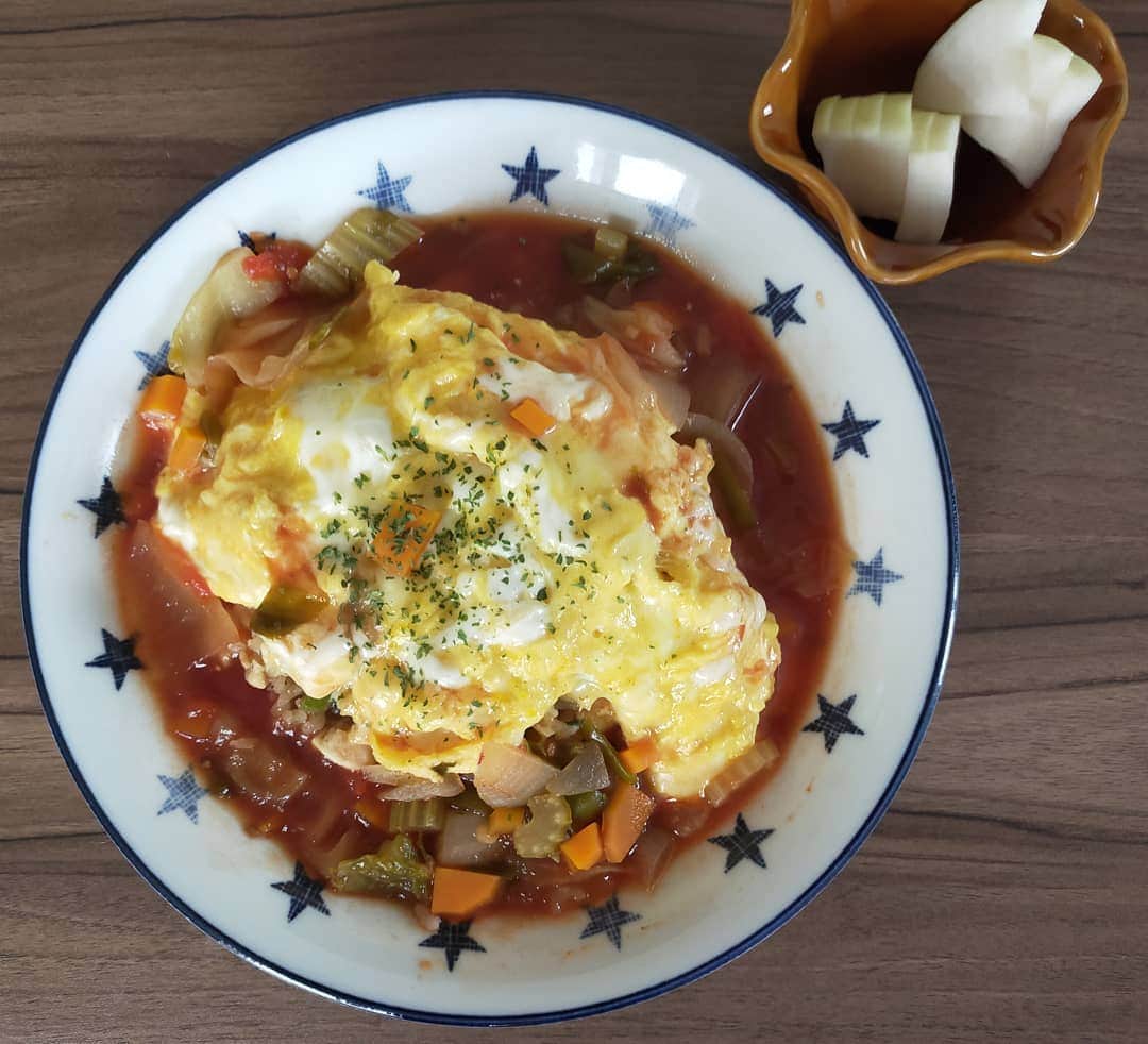 海老澤健次さんのインスタグラム写真 - (海老澤健次Instagram)「余ったトマトスープを使い、トマトソースにし。 ・オムライス ・大根漬け  いやー昼ごはん満足！  #海老澤健次 #お昼 #男めし #リメイク」5月25日 14時55分 - ebisawa_kenji