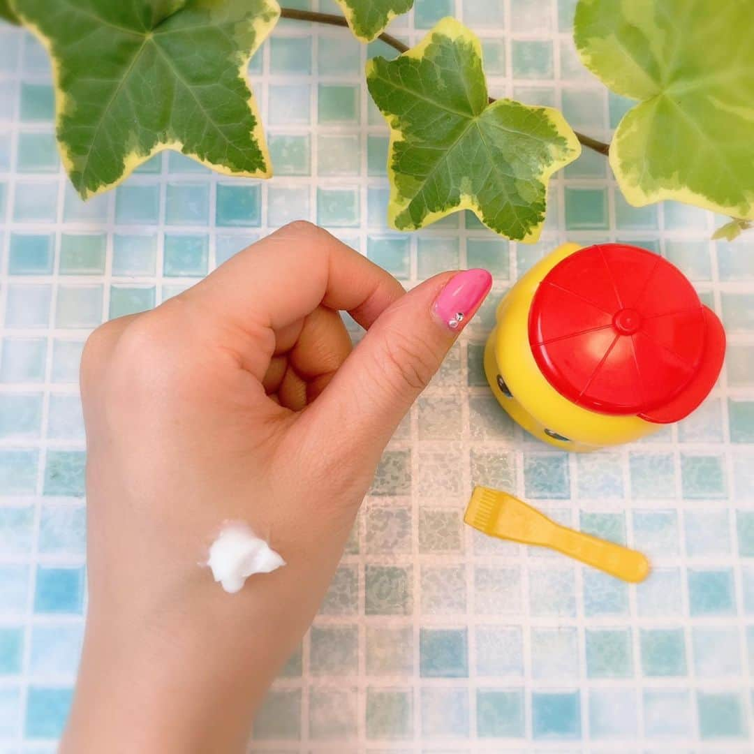 小松彩夏さんのインスタグラム写真 - (小松彩夏Instagram)「﻿ 消毒が習慣化してきたこと、毎日の洗濯物や、お皿洗いでなとで、以前に比べて乾燥しやすい...﻿ ﻿ そこで最近仲間入りしたのがコチラ😊👇﻿ ﻿ 『フエキ やさしい薬用クリーム〈全身用保湿薬用クリーム〉』﻿ ﻿ みんな一度はみたことありますよね？？﻿ この黄色い顔の可愛い子❤️(笑)﻿ ﻿ このフエキくんののり、小学生のときにずっと愛用していました😊✨そのフエキくんがコスメになりました💄💕﻿ ﻿ 開けたら、のりのときに使っていたヘラも入っていて、感動‼️✨懐かしい...😭❤️❤️❤️﻿ ﻿ シアバター・馬油でベタつかないのに、しっかりした保湿力✨﻿ ﻿ 手洗い・消毒による手荒れも予防してくれるので、今この時期にすごく助かっています☺️﻿ ﻿ 薬用の全身用保湿クリームで、無香料・無着色・日本製なので大人も子供も全身に安心して使えるのも嬉しいですよね💕﻿ ﻿ なんだか昔にタイムスリップした﻿ 気持ちになりますよー😆✨✨﻿ ﻿ 今日は天気がいいので仕事も﻿ 家事もはかどります☀️﻿ #フエキくん #クリーム #薬用クリーム #乾燥 #肌荒れ対策 #保湿 #シアバター #馬油 #sponsored #フエキ #不易糊工業株式会社 #文具コスメ #懐かし文具」5月25日 14時59分 - official_ayaka_502