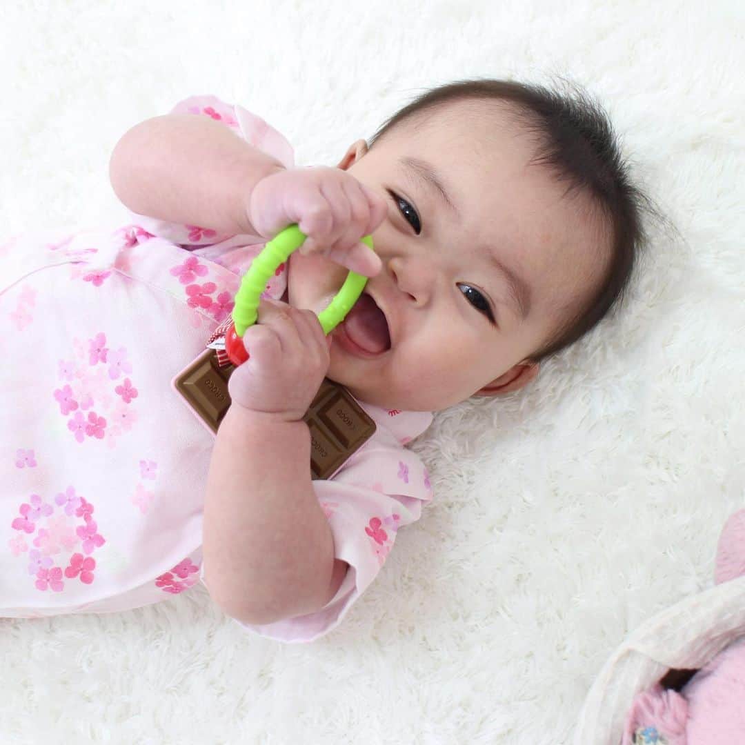 MIKI HOUSE ミキハウスさんのインスタグラム写真 - (MIKI HOUSE ミキハウスInstagram)「🍫 乳歯が生えてきたら、歯固めをチェック。 ・ 「歯固め」を噛むことで 歯が生え始めるときの不快感を和らげます。 ・ また、おっぱいやミルクを 「吸う」動作が中心だった赤ちゃんが 離乳食を「噛んで」食べる 前段階の練習にもなります。 【６ヵ月　女の子】 ・ ・ #mikihouse #babyitems #babyteeth #babyteether #ミキハウス #歯固め #歯固めホルダー #マタニティ #0y6m #0yearsold #ご出産祝い #ご出産祝いギフト #赤ちゃんのいる生活 #ベビーファッション #べびすたぐらむ」5月25日 20時30分 - mikihouse.official