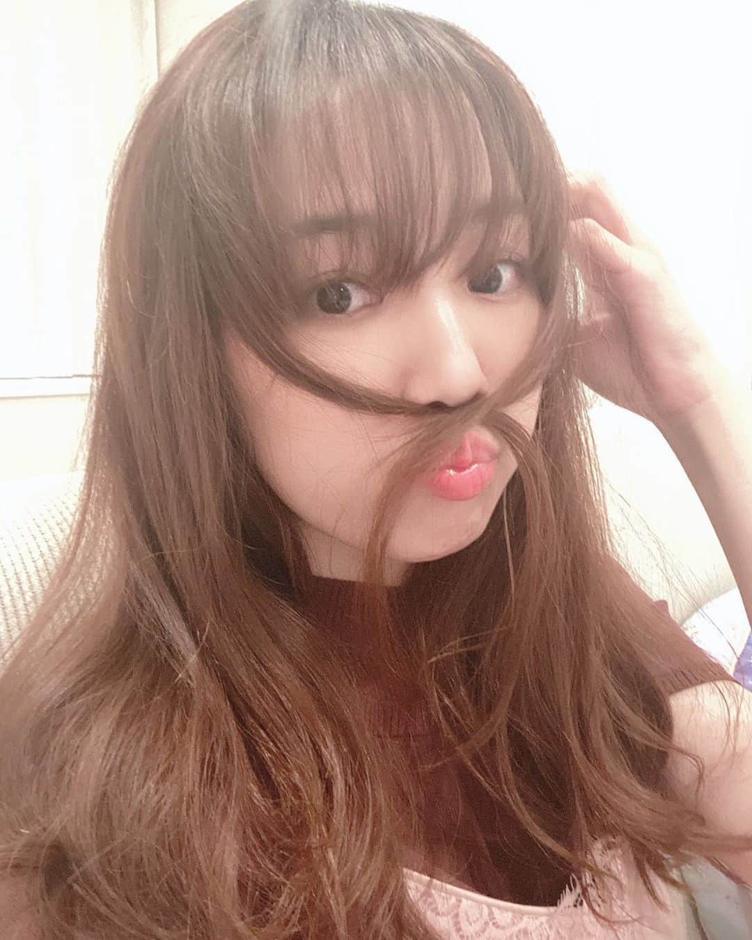 咲妃みゆのインスタグラム：「皆さまお疲れ様です😌﻿ ﻿ 今日は…少しホッとできた日。﻿ 希望の光が差し込んだ気がする日。﻿ だからこそ、今一度気を引き締めねば‼︎と強く思った日。﻿ ﻿ 引き続きご自愛くださいませ…🍀﻿ ﻿ ﻿ #色々伸びて大変なことに …﻿ #ヘアサロンいつ行けるかしら﻿ #自分で前髪切る勇気ないんデス﻿ #今まで何度も失敗してるから 😳💦」