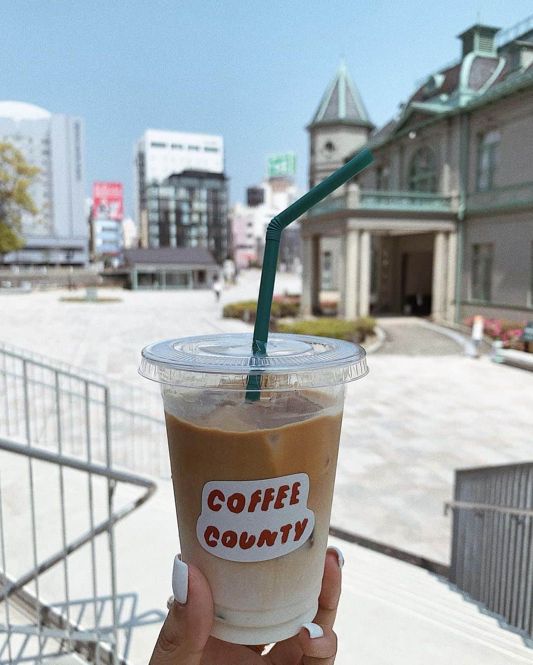 草野春香さんのインスタグラム写真 - (草野春香Instagram)「. 𝐶𝑂𝐹𝐹𝐸𝐸 𝐶𝑂𝑈𝑁𝑇𝑌☕️🌿 パンとコーヒー買って公園で🥐🥪 #coffeecounty」5月25日 15時04分 - _haruka030_