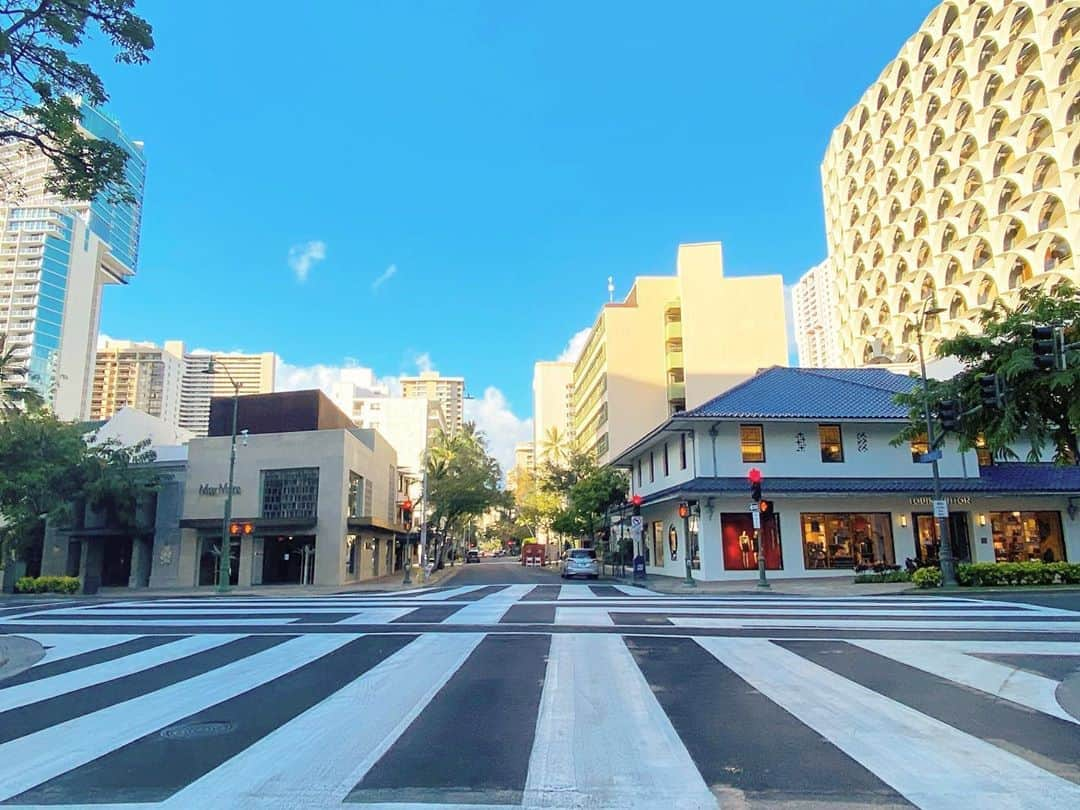 マキ・コニクソンさんのインスタグラム写真 - (マキ・コニクソンInstagram)「Lockdown Day 62 Waikiki Lewers Streetと Kalākaua Aveに新しい種類の歩行者用スクランブル横断歩道が設置されました！ワイキキは本当に少しずーっだけどお店がオープンして来ました。でもお客様がいないからしばらくは厳しいなー。💦moni HonoluluもMalie Organicも当分はクローズ。😢 とにかく今は我慢！😭 これからディナーピックアップしまぁす！🚗 #エアハワイ🌺  #頑張れハワイ！💪🏼」5月25日 15時07分 - makikonikson