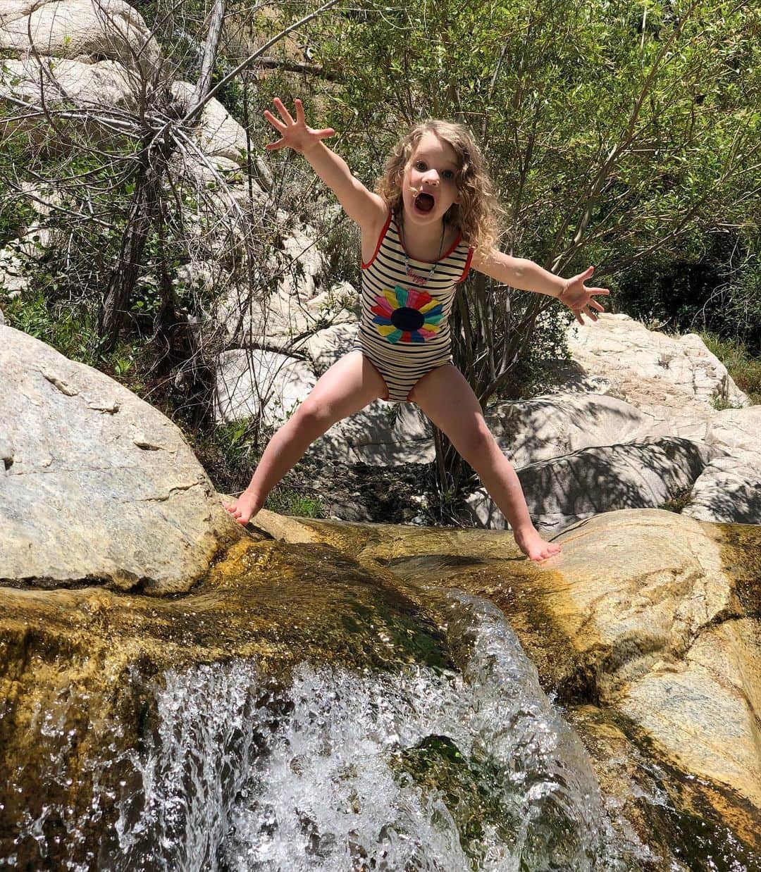 エリカ・クリステンセンのインスタグラム：「There are some times (many times) when it feels like it’s Us versus Them. Parents versus Kids. (We try not to raise our voices and fail.) But it isn’t Us versus Them, of course. It’s Calm versus Chaos. Team Calm for the win. When I play for team Calm I know I’m actually the Parent. 😆」