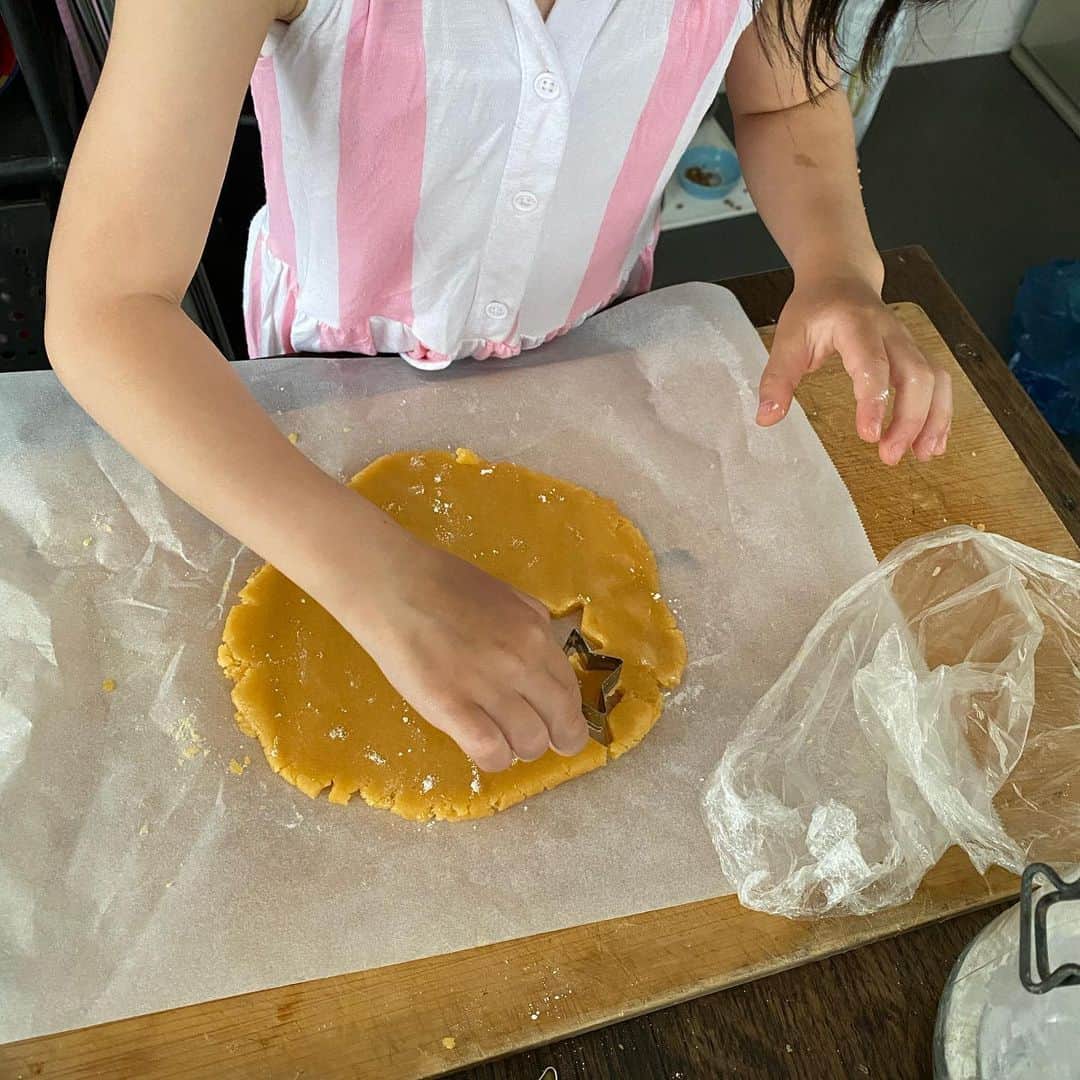 栗原友さんのインスタグラム写真 - (栗原友Instagram)「暇すぎてクッキー作ってる。」5月25日 15時25分 - kuri__tomo
