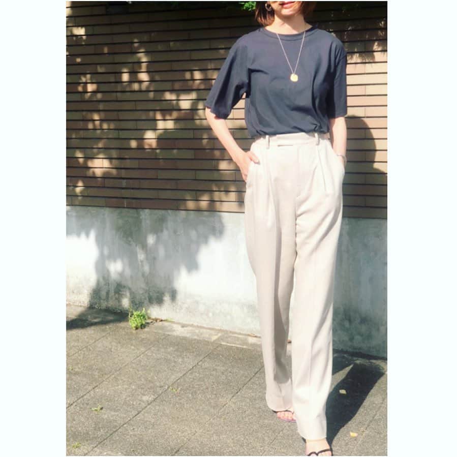 二ノ宮和佳子のインスタグラム：「T-shirt & Color tweed pants @aewen_matoph  コットンに強撚仕上げを施し、サラッとした着心地のTシャツ 少しオーバーサイズでインでもアウトでも着やすく、程よくカジュアル感も出て体のラインもひろいすぎない、好きなシルエット  カラーツイードパンツは、ピンクとグリーンのシルク糸を掛け合わせて作ったオリジナル生地 ベージュに見えますが、近くで見て貰うとピンクとグリーン、そしてシルクネップの凹凸で表情豊かな素材感です シルエットはストレートなので、オトナっぽくキチンと感も  風が心地いい日 気持ちいいね  #aewenmatoph #イウエンマトフ #tshirt #colortweedpants」