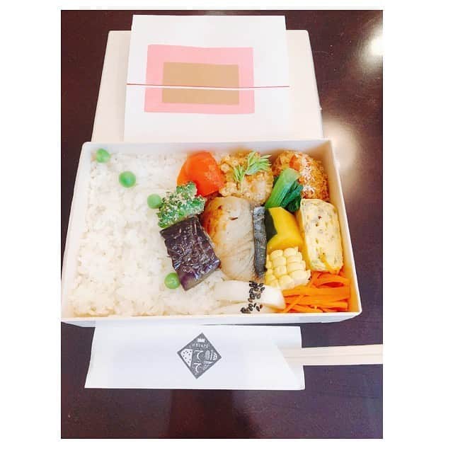 前田ゆかのインスタグラム：「お昼のお弁当に手作りスイーツ！  美味しい、幸せ、が集まることで幸福度が上がる。 @sarukorich さん手作りブラウニー (グルテンフリー)はかなりのクオリティですよ🤍  ご馳走さまでした✨ #shooting #お弁当 #てて #手作りスイーツ」