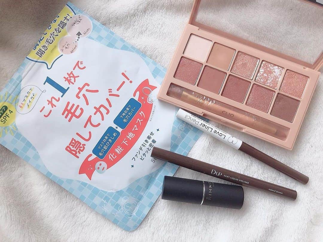 yuu__aaaのインスタグラム：「. . いつもメイクする前にするパック☺︎ 毛穴が隠れてお気に入り👼💕 . . #メイク#makeup #毛穴ケア #透明感#毛穴レス #陶器肌 #スキンケア#アイシャドウ#アイライン#lipstick」
