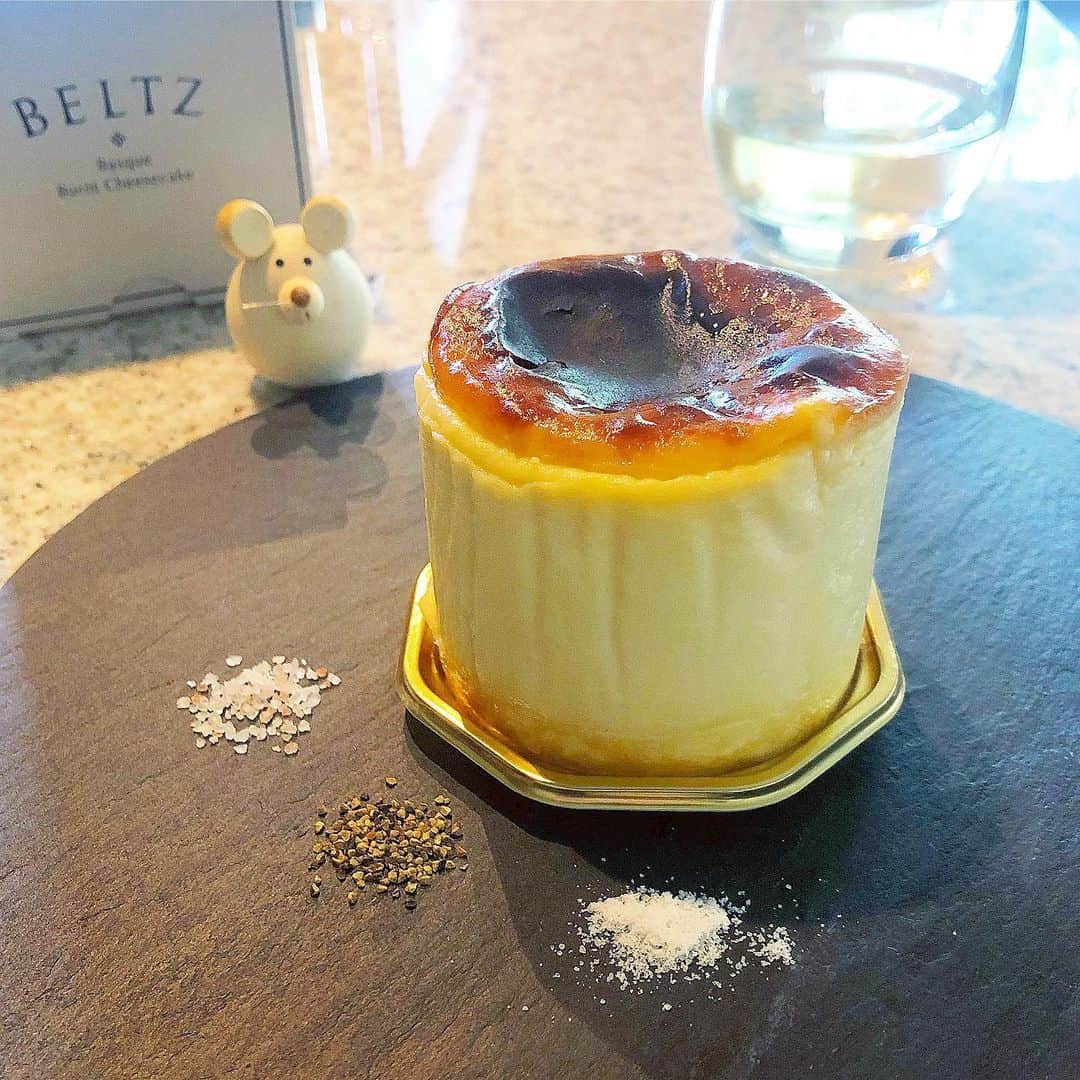 榊山敬代のインスタグラム：「🧀🍷… ・ 週末のご褒美おやつでは バスクチーズケーキの巻  コーヒーや紅茶よりも ワインの方が相性良く  ブラックペッパーや 岩塩の方が合う感じ  このようなニュアンスのスイーツ 他にもあったらたべてみたいなぁ  口当たりはモッタリとコッテリと ケーキのようなテリーヌのような 素材の正直さが伝わりしあわせ也  ところで最近スイーツ研究中  取り寄せてみたり コンビニスイーツ 買い始めてみたり  食べ過ぎ注意だけども おうち時間たのしみ中  やっぱり食べることは おうち時間ならではの エンターテインメント  さてきょうのおやつは…🍭🙄🍩🍦… ・ ・ #間食しない宣言解除しました ・ ・ #おうち時間 たのしもう週間 #おうち大好き #stayhome ・ ・ ・ #BasqueCheesecake #バスクチーズケーキ #チーズケーキ #cheese #cheesecake #BELTZ #ベルツ #cake #ケーキ屋さん #ワイン #wine #ワインのお供 #bianco #白ワイン #sweets #スイーツ #おやつ #おうちカフェ #cafe #日本画家 の #おやつこんなもん」