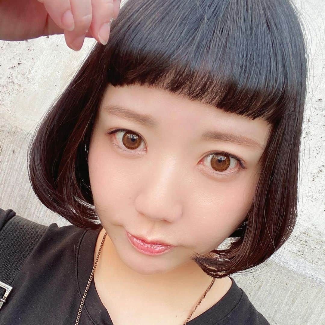 小鳥遊しほのインスタグラム：「髪切った！太陽光に透かしてみると昔の赤髪が垣間見える。そろそろ黒染めもしないとかしら🤔さて今日はやきとんを食べる。  サロン: @bloc_japon  担当: @kashiwamanhair」