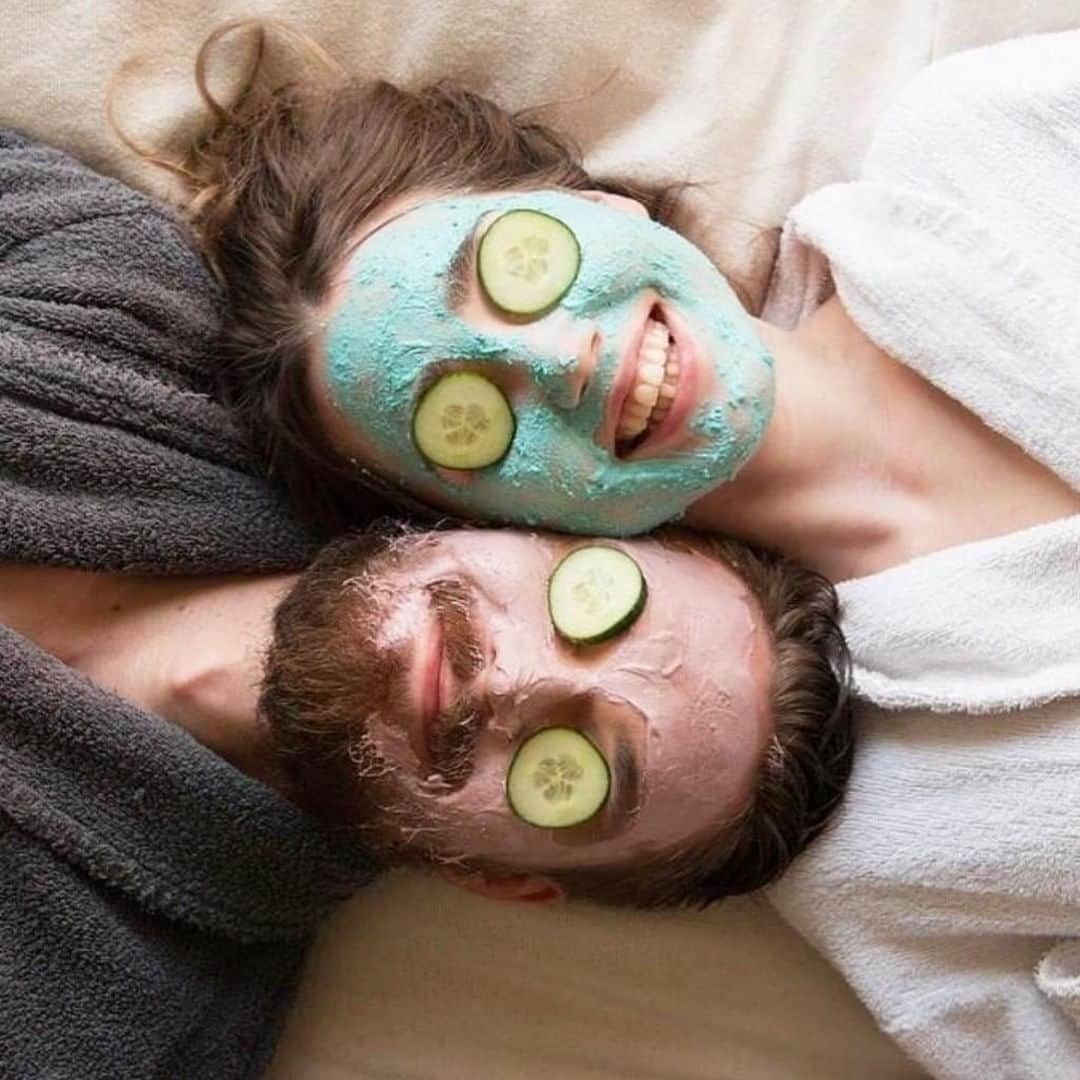 のインスタグラム：「日差しが強く、暑くなってなってきたら水分補給を忘れずに！喉の渇きを潤すように、フレッシュフェイスマスクでお肌にもたっぷり水分補給をしてあげましょう！  #スキンケア #水分補給 #フェイスマスク #FreshFaceMask #DontLookAtMe #RosyCheeks #Lush #ラッシュ  Photo by @lushfinland」