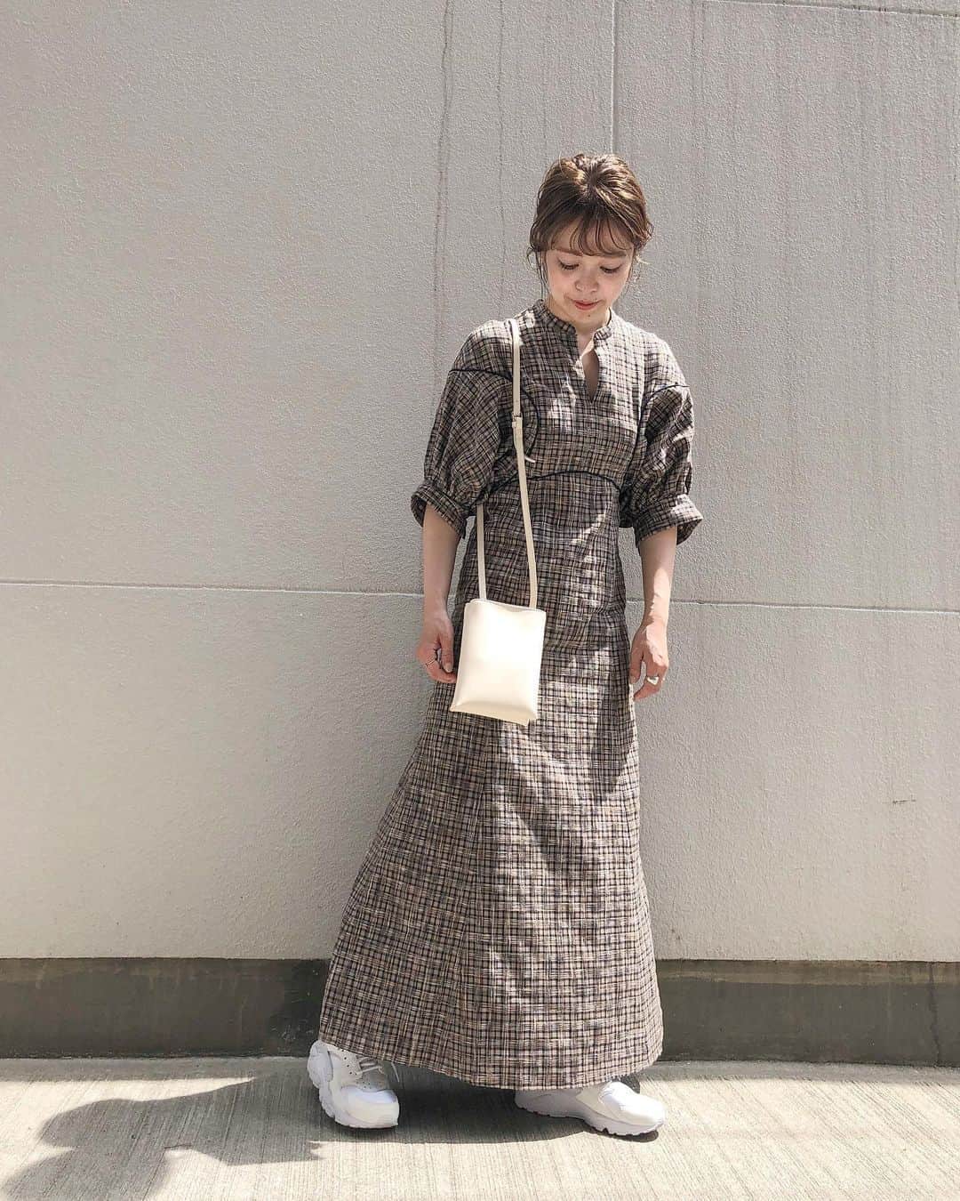 北岡りえのインスタグラム：「今日旦那さんとデートや〜と思ってたら薬局が1番遠出でした。 歩くだけで楽しいインドア派です🦥  褒められたワンピースは @u___sumer 👗」